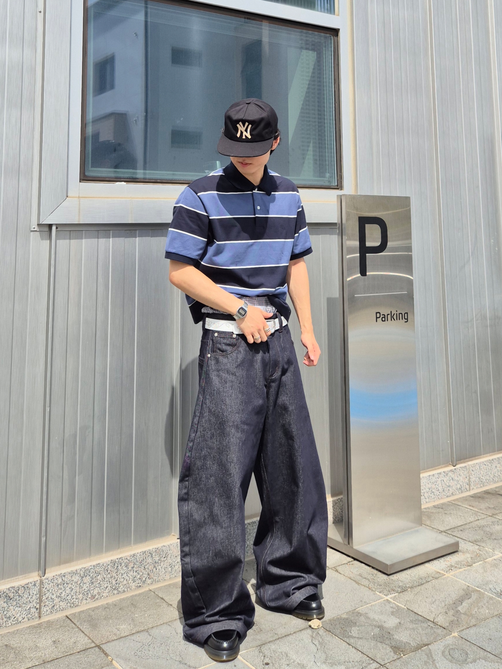 Casio A-158WA-1, Dr. Martens Adrian Smooth Black 착용 스타일 - 3