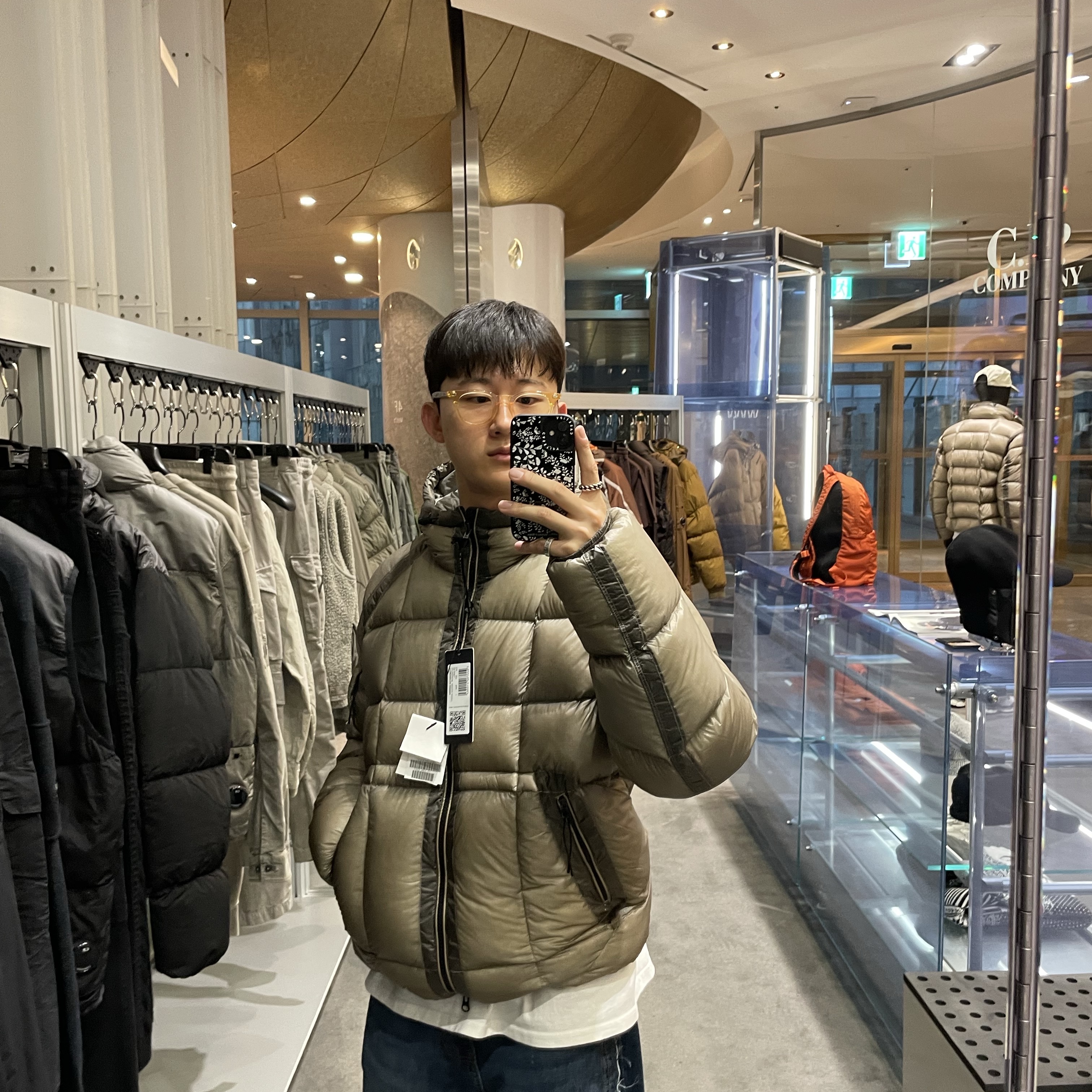 C.P. Company D.D. Shell Hooded Medium Down Jacket Vintage Khaki Beige - 24FW 착용 스타일