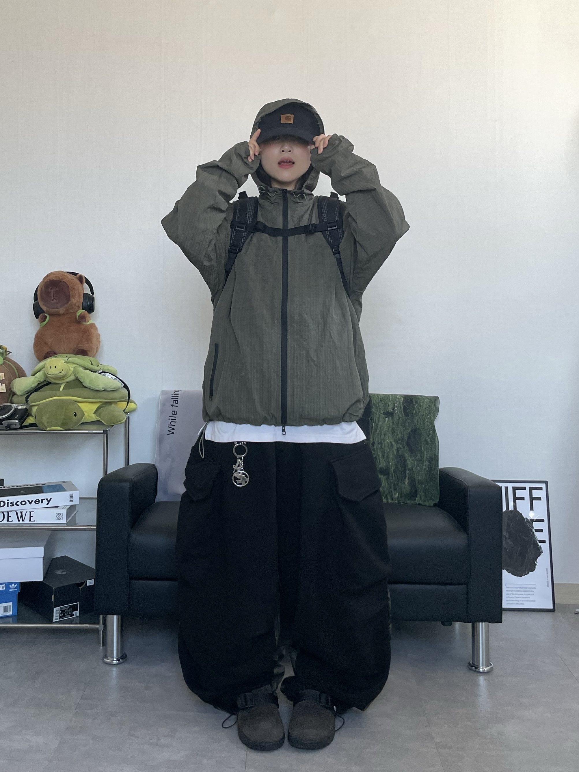 The North Face Buckle Mule Dark Brown, Stussy Surfman Keychain Silver 착용 스타일 - 5
