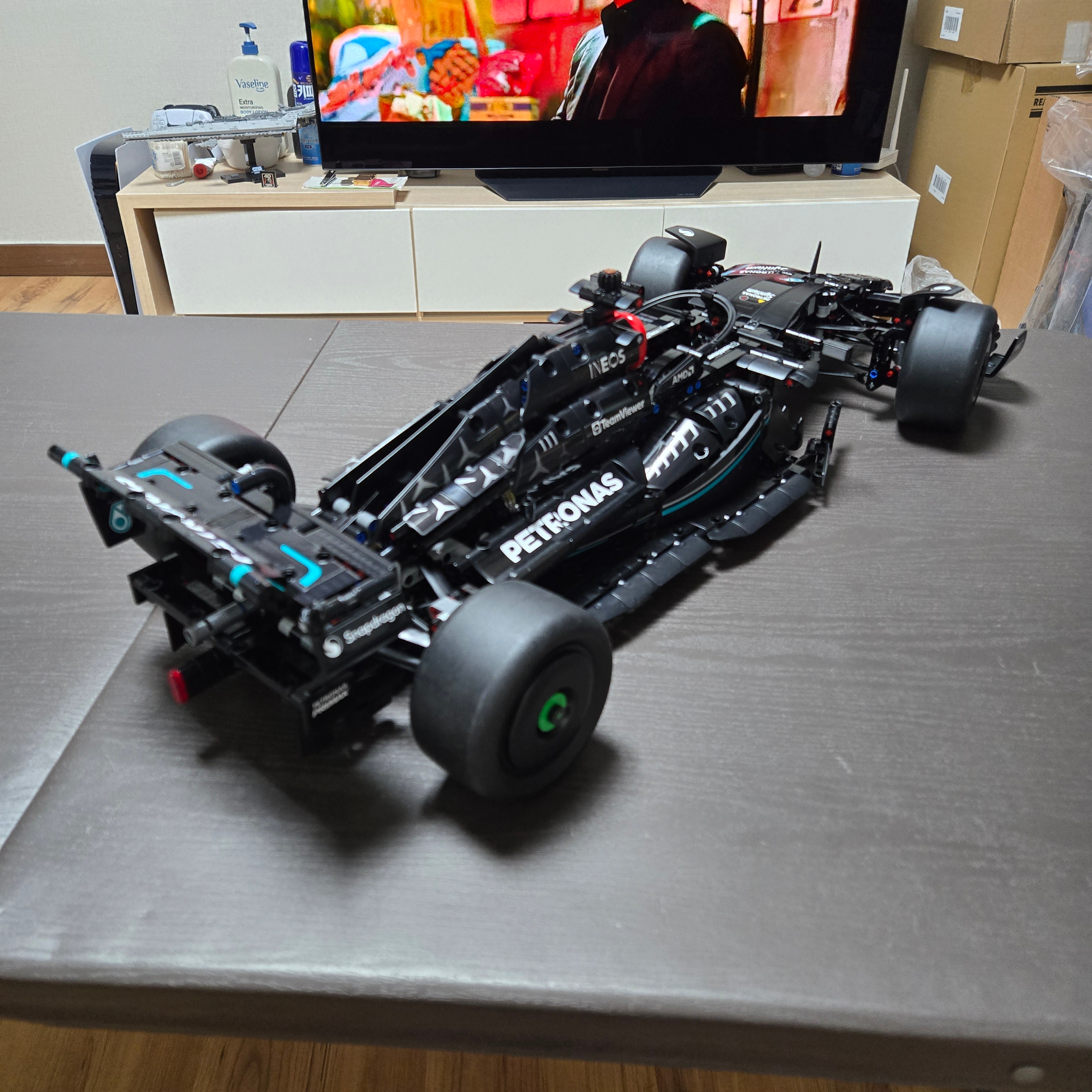 Lego Mercedes-AMG F1 W14 E Performance 착용 스타일 - 3