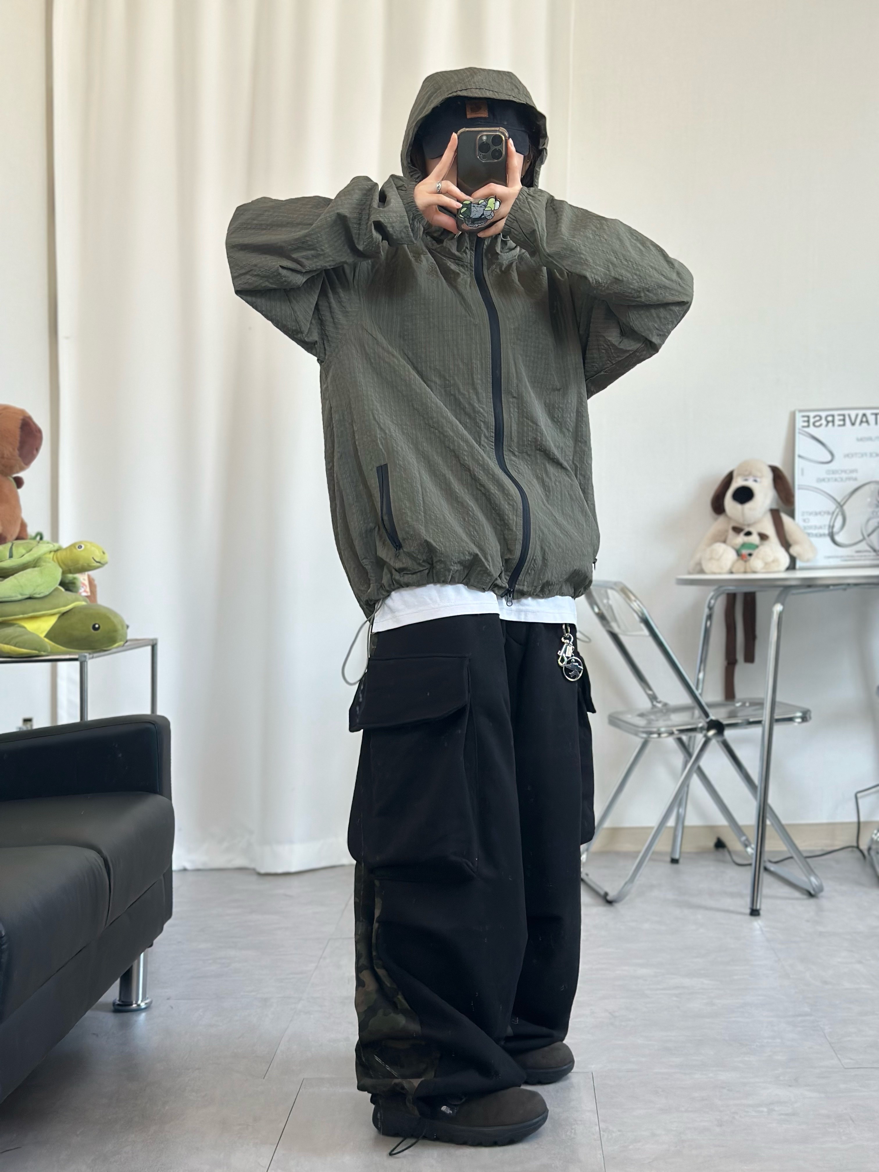 The North Face Buckle Mule Dark Brown, Stussy Surfman Keychain Silver 착용 스타일 - 2
