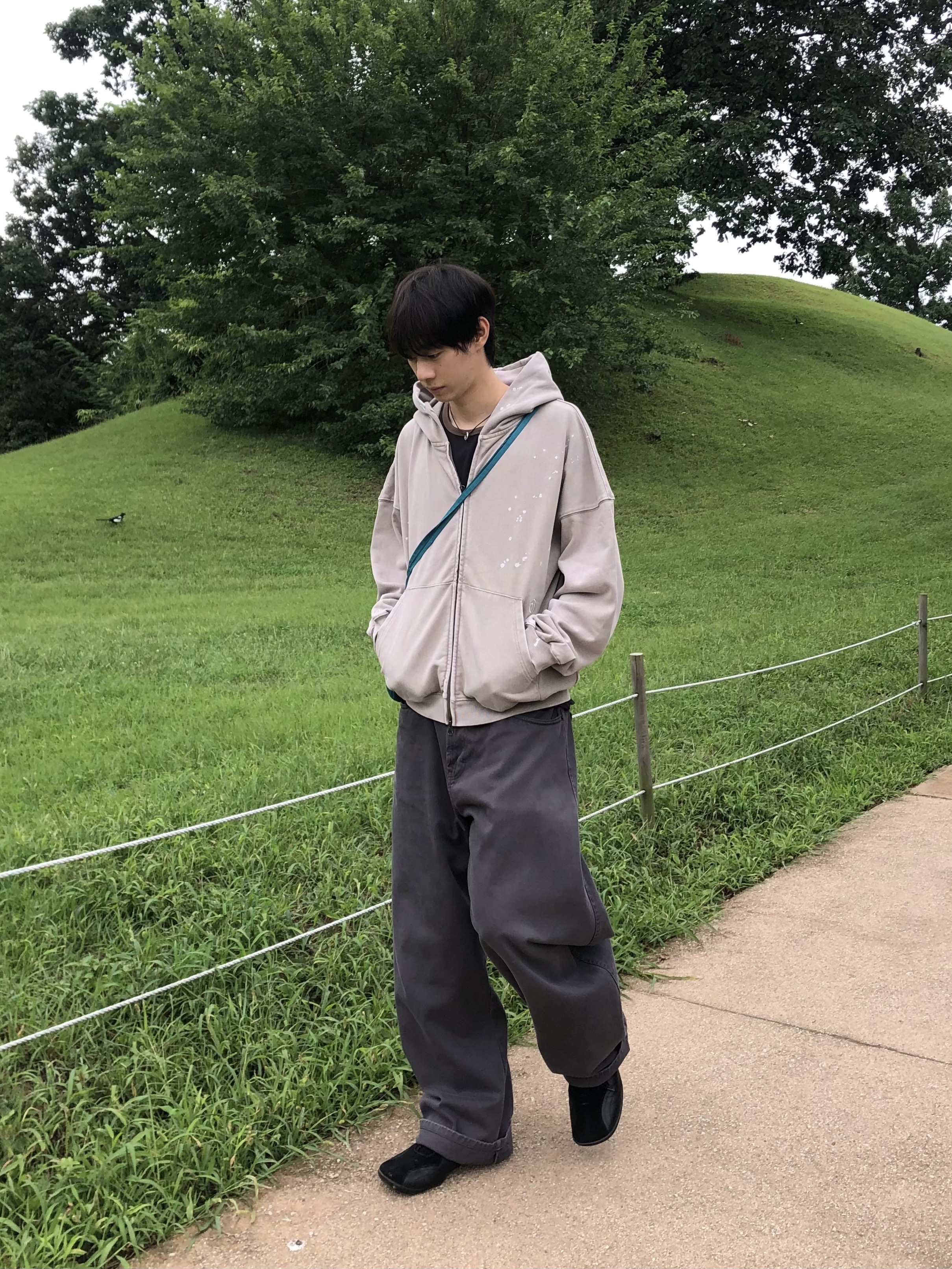[KREAM 단독] NOMANUAL Painted Hooded Zip-up Washed Warm Gray, Pemont Square Black 착용 스타일