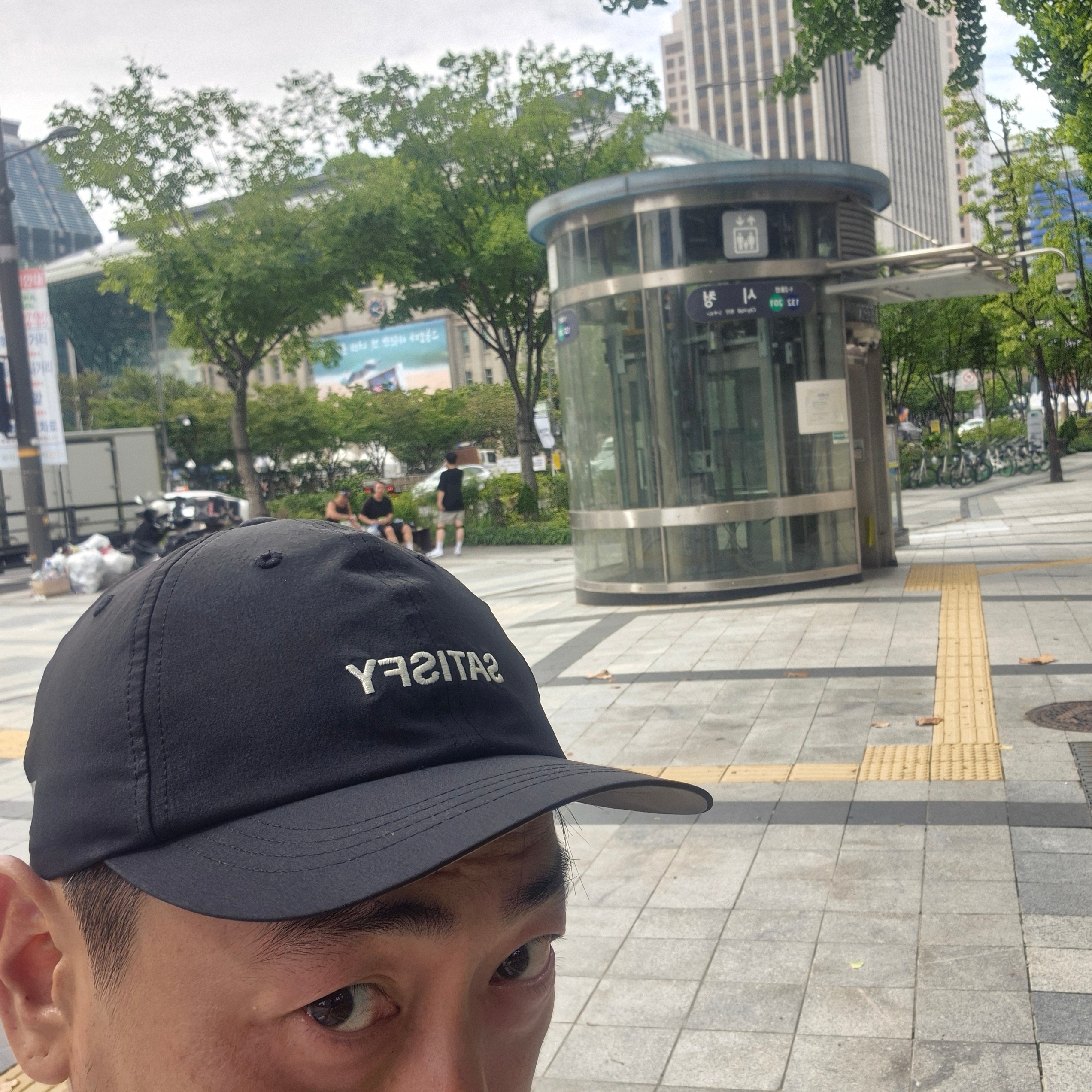 Satisfy Peaceshell Running Cap Black 착용 스타일 - 1