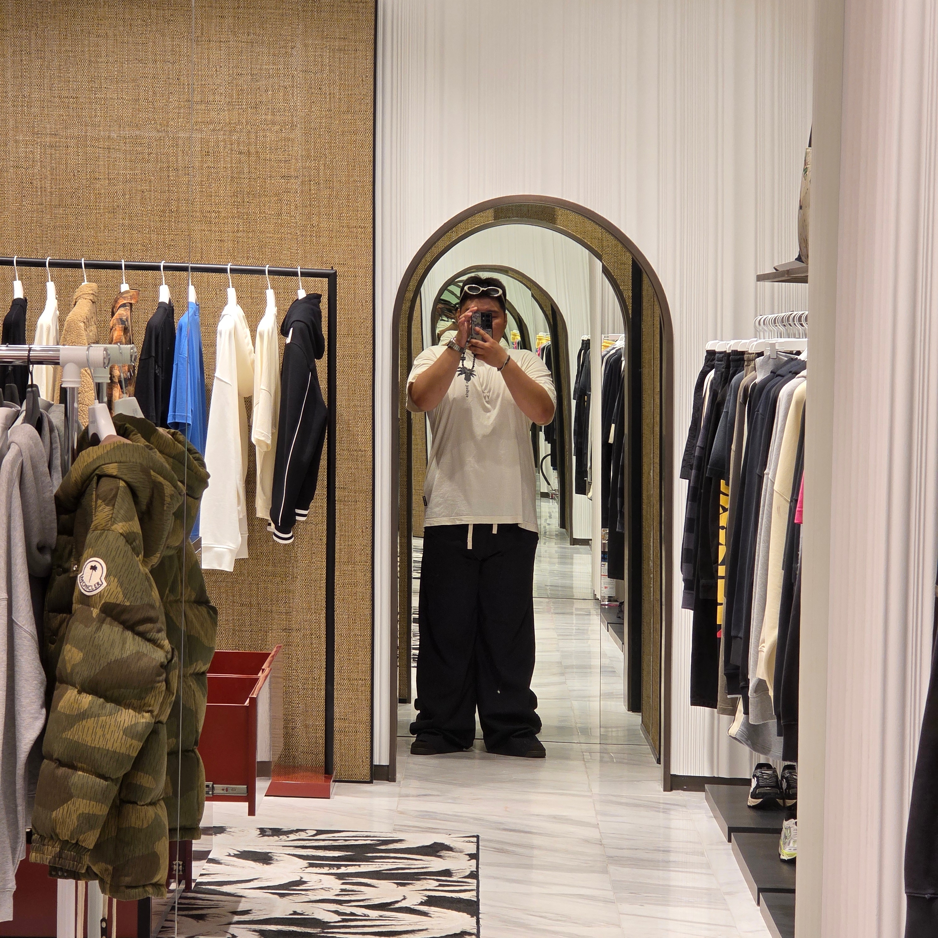 PALM ANGELS Curved Logo Loose Pants Black, Jordan 1 x Travis Scott Retro Low OG SP Velvet Brown and Dark Mocha 착용 스타일 - 1
