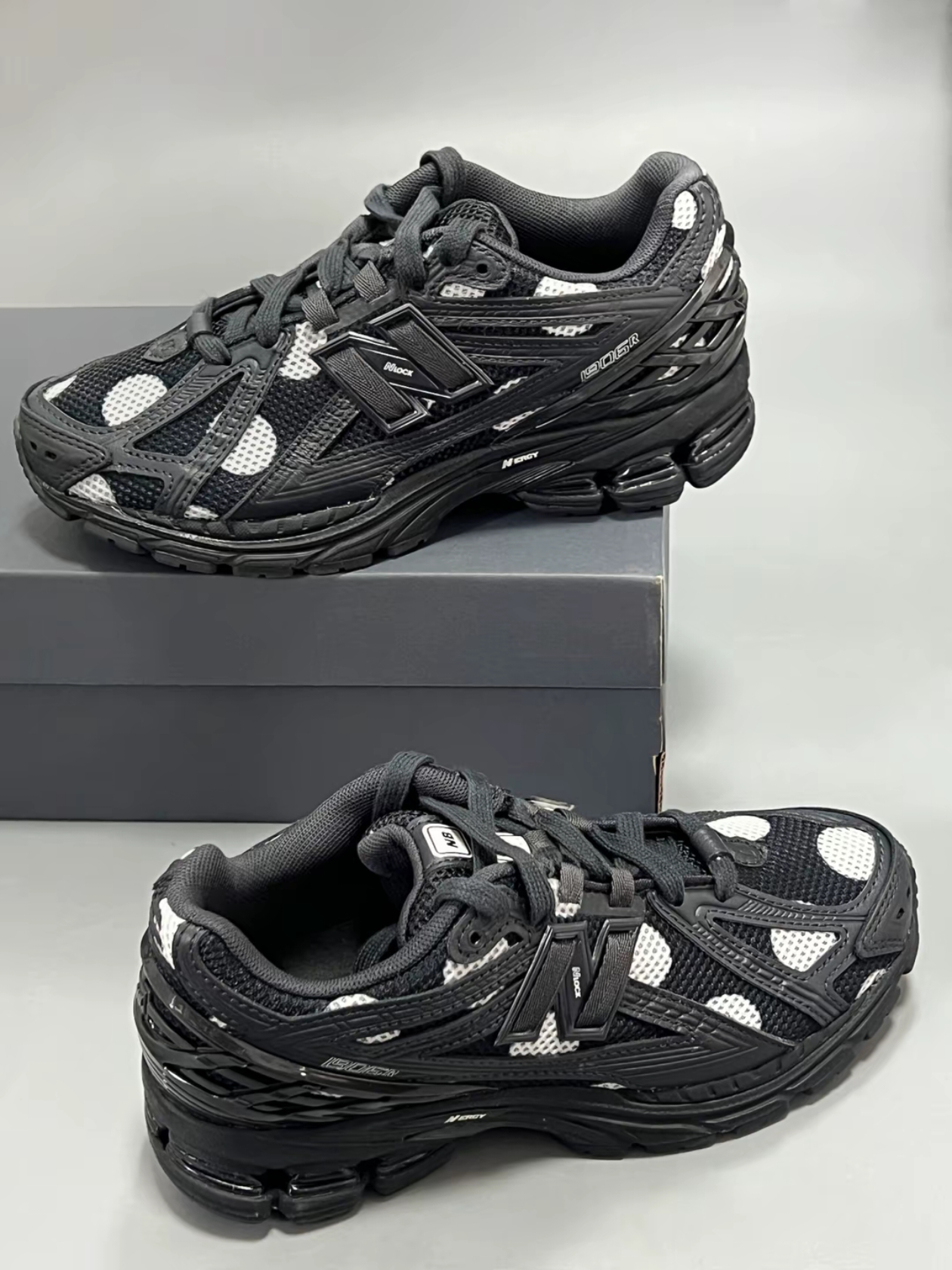 New Balance 1906R Polka Dot Black 착용 스타일