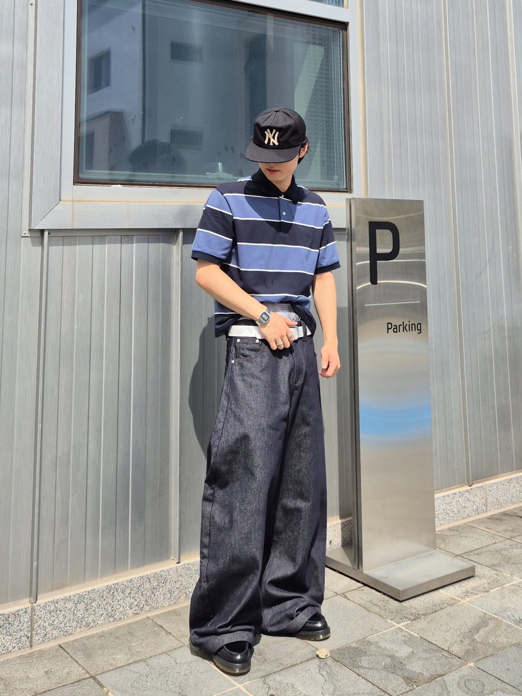 Casio A-158WA-1, Dr. Martens Adrian Smooth Black 착용 스타일 - 2