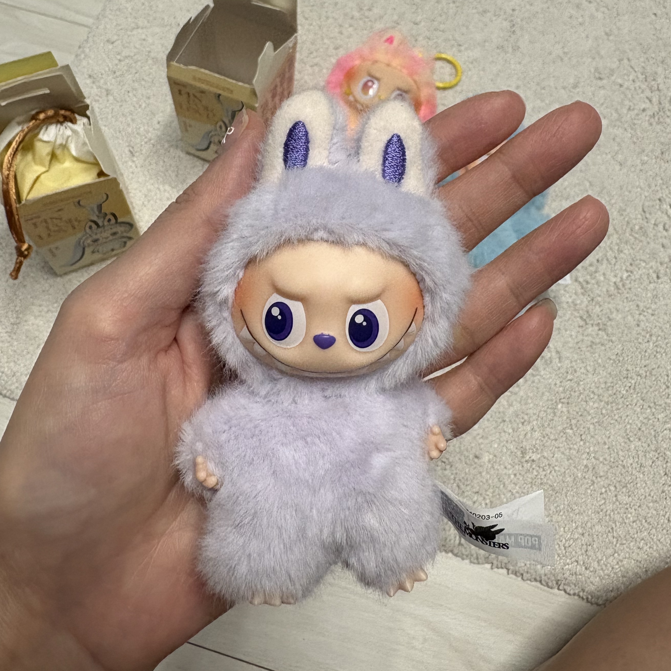 Pop Mart Labubu The Monsters Pin For Love Series Vinyl Plush Pendant (A-M) E (Opened Case) 착용 스타일