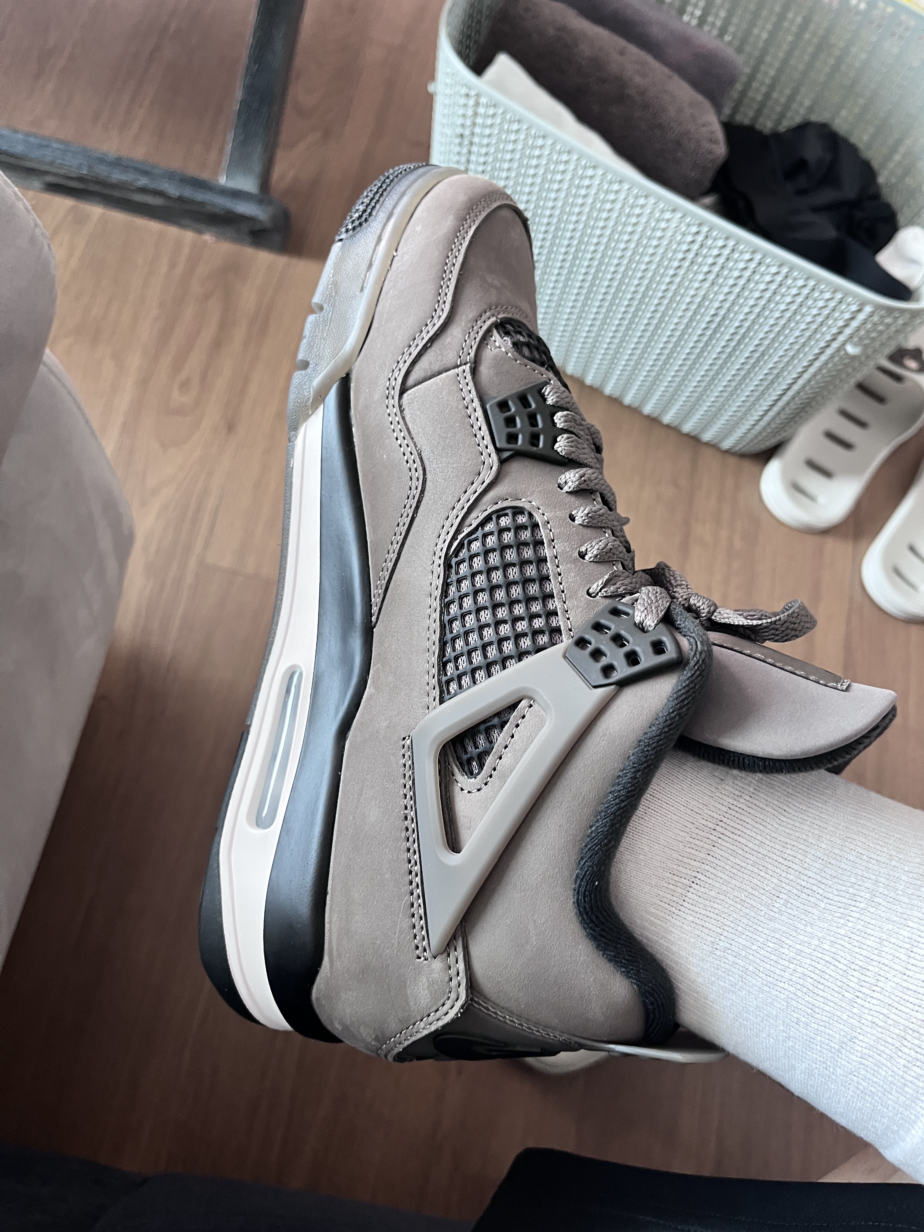 Jordan 4 Retro Cave Stone and Black 착용 스타일 - 3