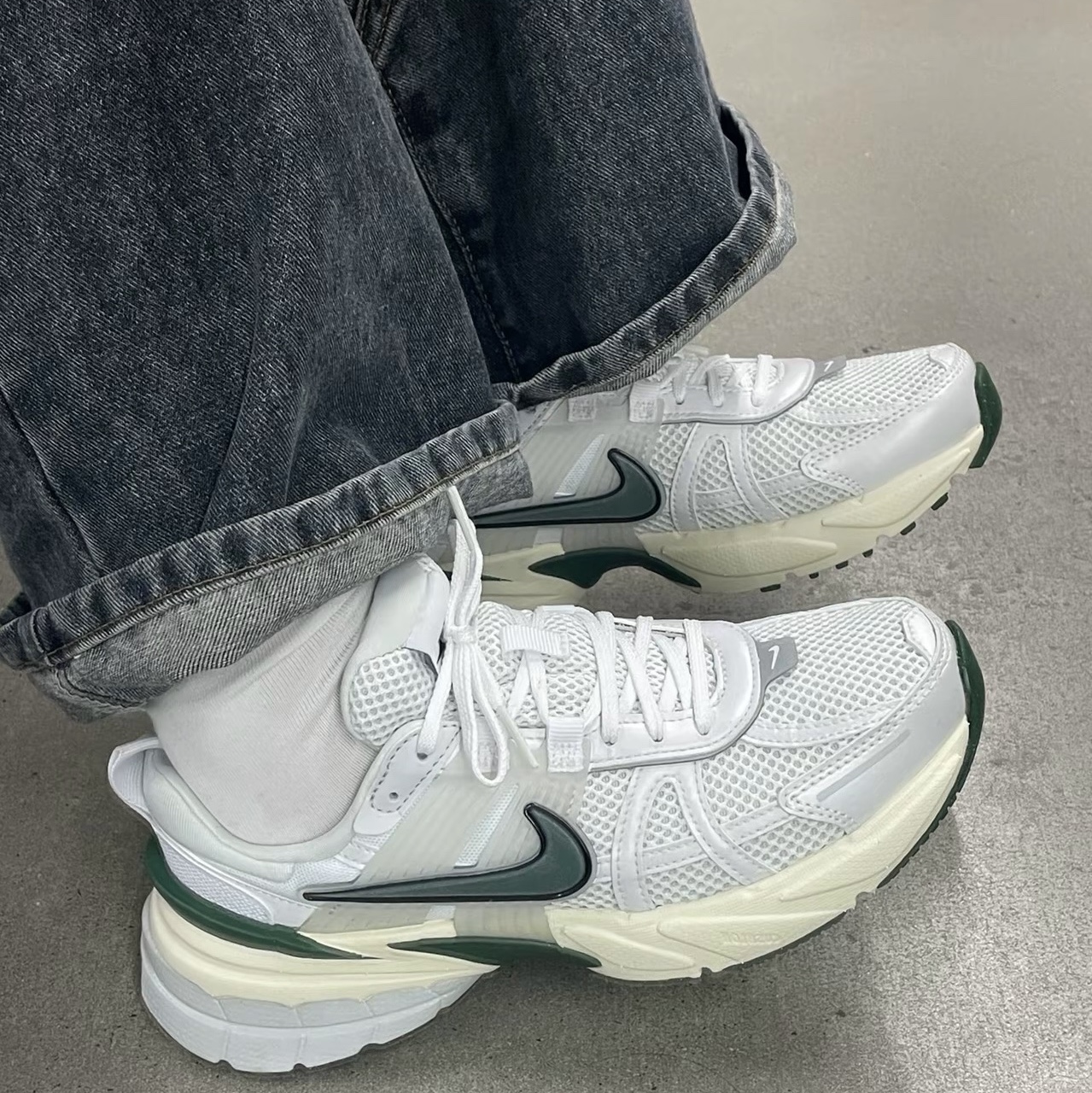 Nike V2K Run White Fir 착용 스타일