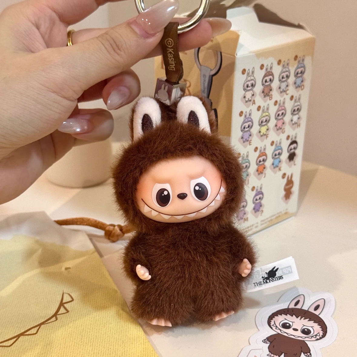 Pop Mart Labubu The Monsters Pin For Love Series Vinyl Plush Pendant (A-M) L (Opened Case) 착용 스타일