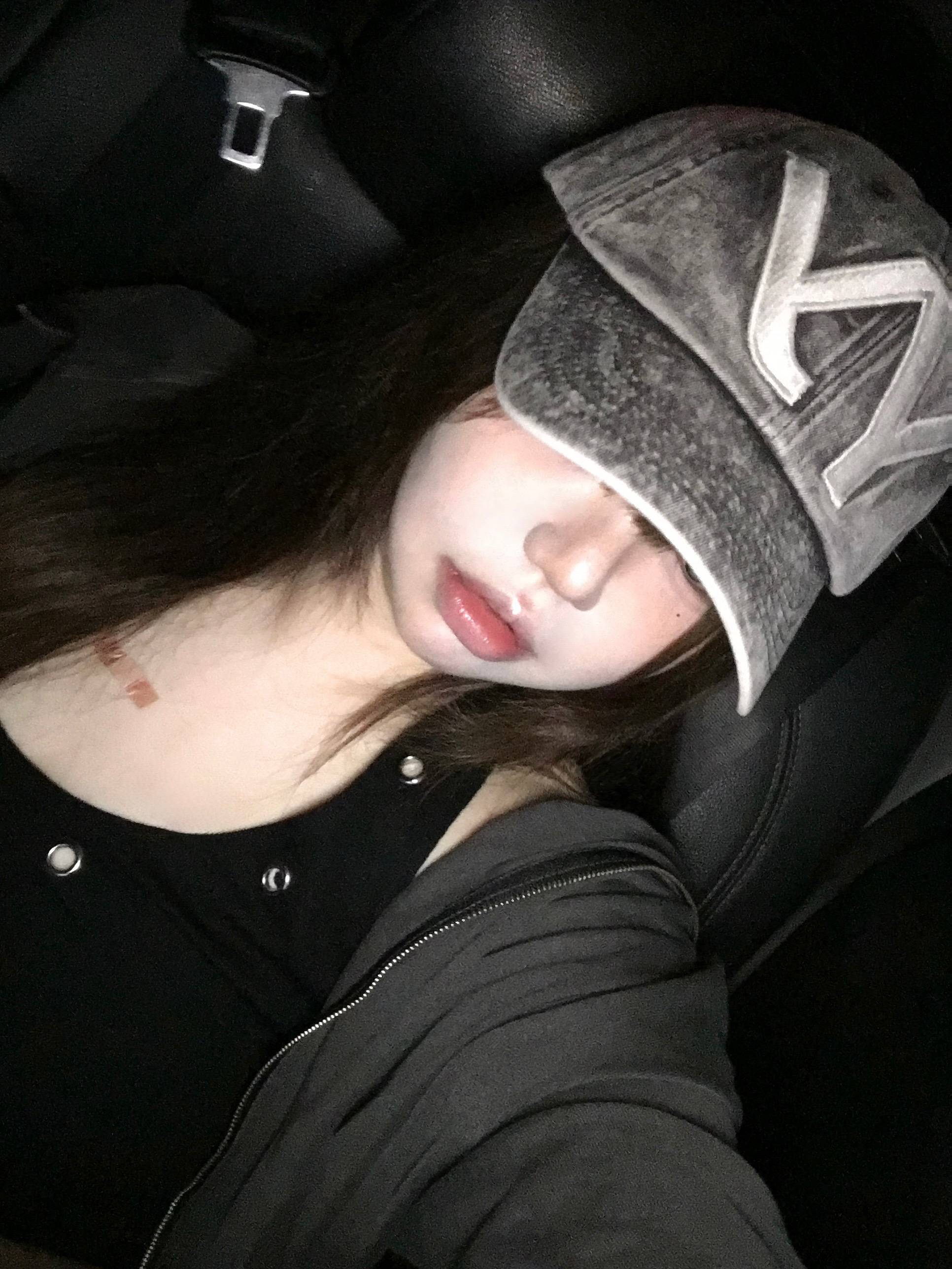 Open Yy Cotton Ball Cap Brown, ¥$ Vultures Merch Hoodie Black - Korea Exclusive 착용 스타일 - 1