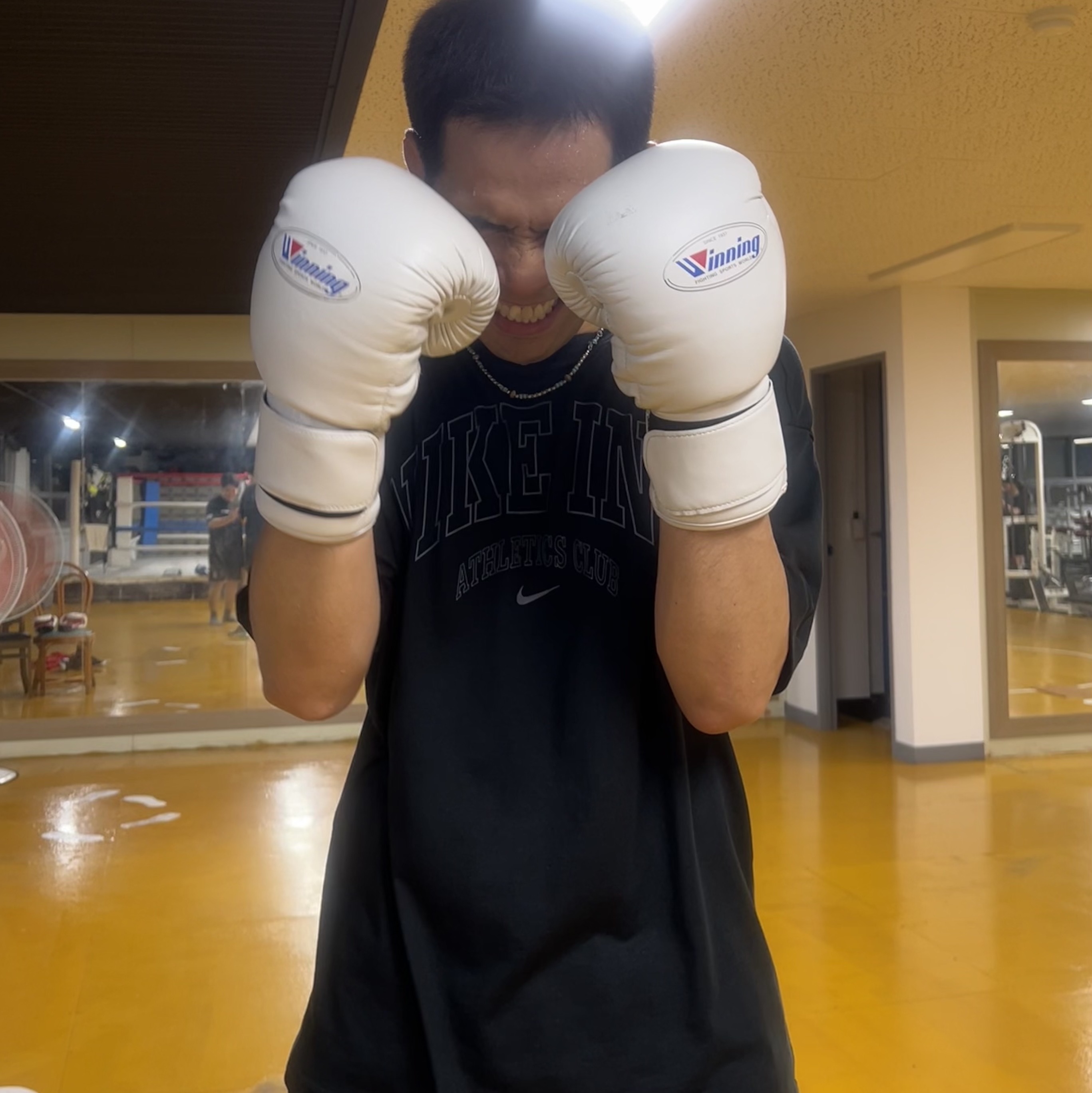 Winning Velcro Boxing Gloves White 착용 스타일