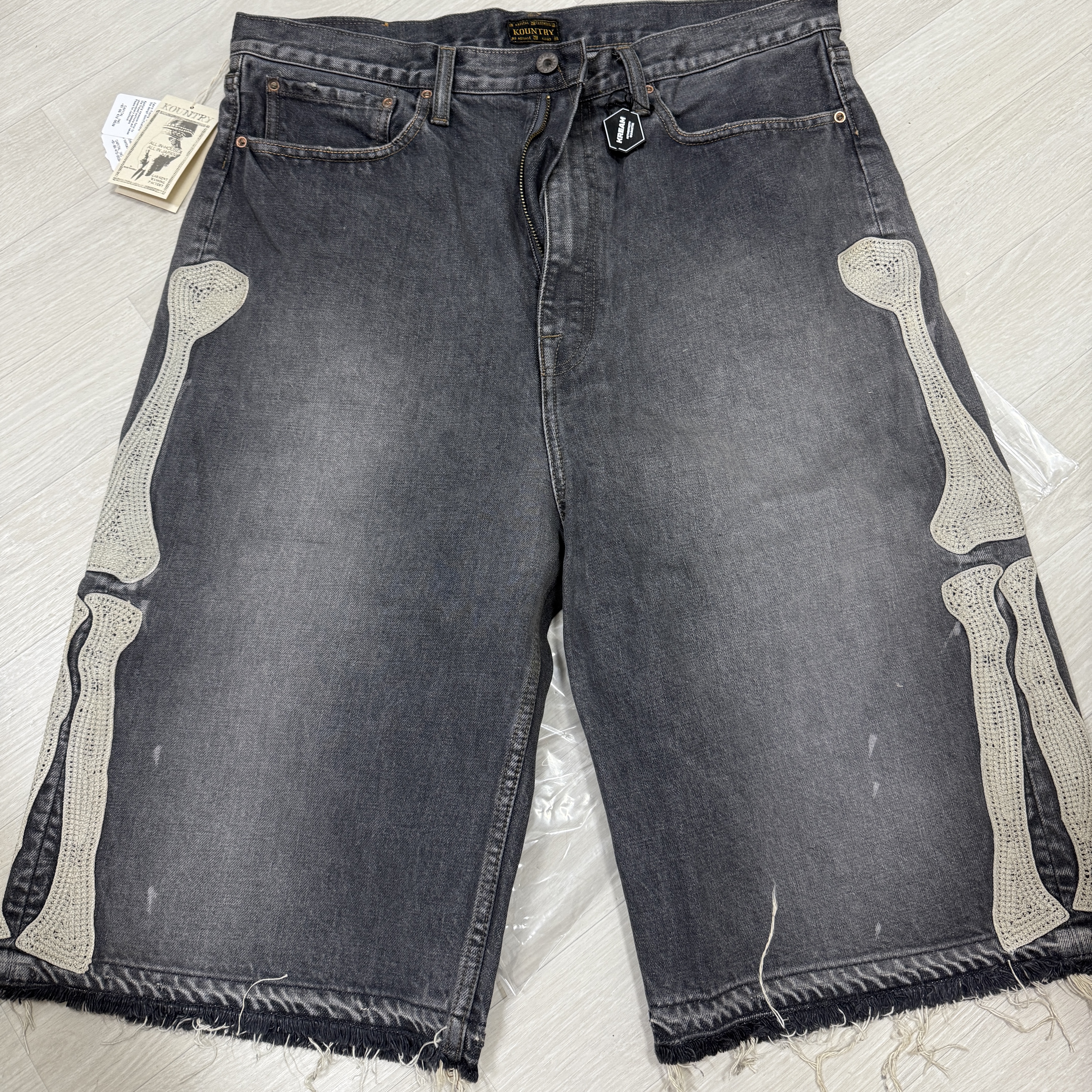 Kapital 14 oz. Denim 5P Bone Embroidery Short Pants Black 착용 스타일 - 1