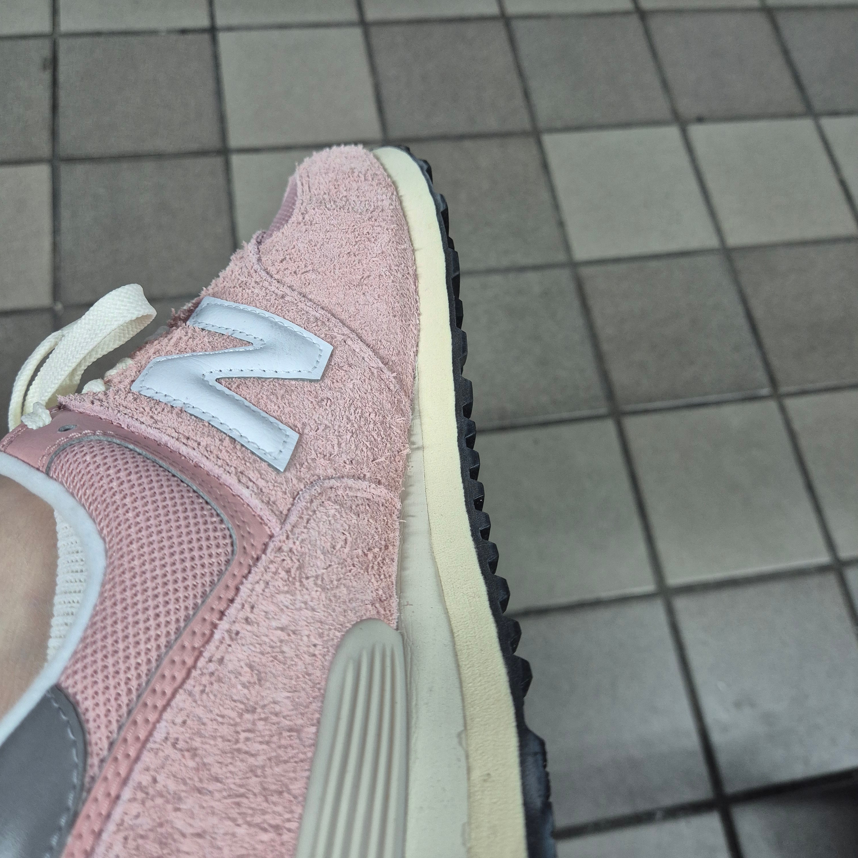 New Balance 574 Heritage Mellow Pink 착용 스타일