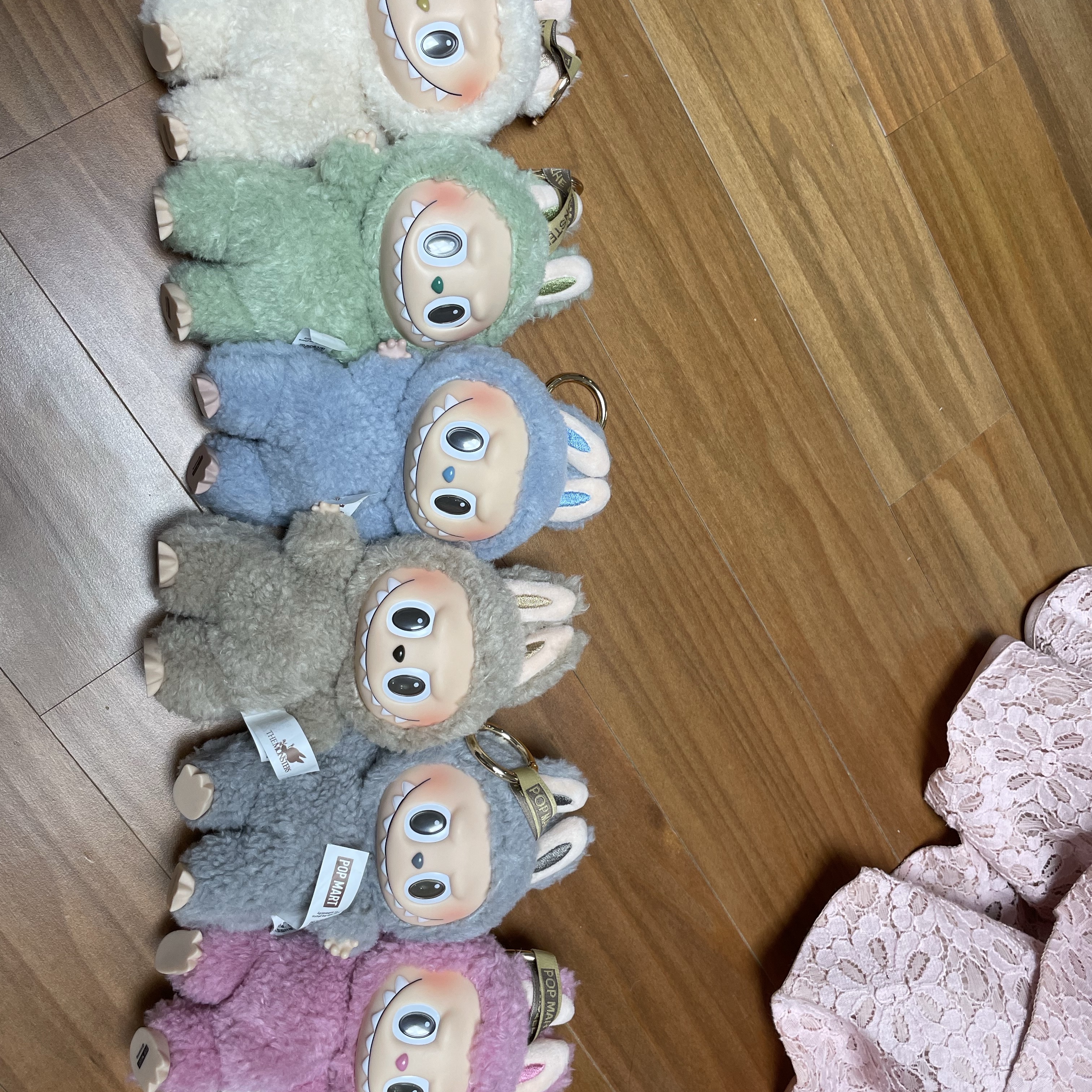 Pop Mart The Monsters Labubu Tasty Macarons Series Sealed Case (6 Blind Boxes) 착용 스타일 - 2