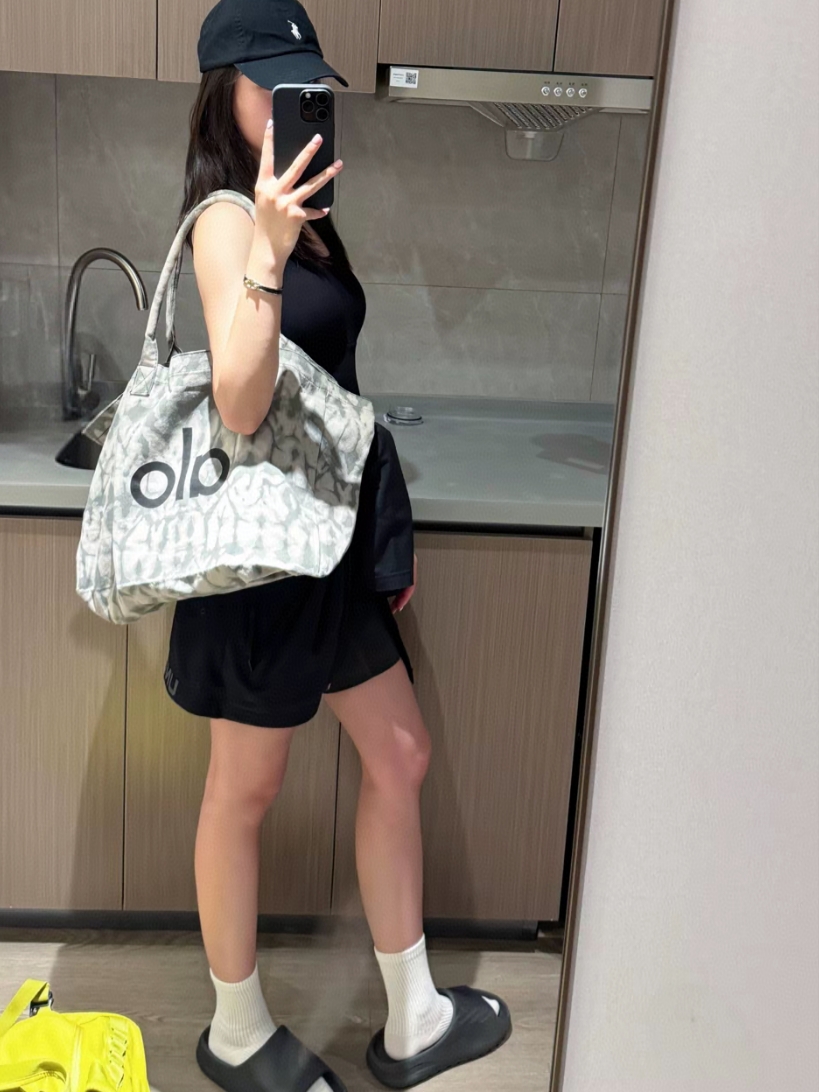 Alo Yoga Iconic Shopper Tote Bag Grey Tiedye, Adidas Yeezy Slide Onyx 착용 스타일
