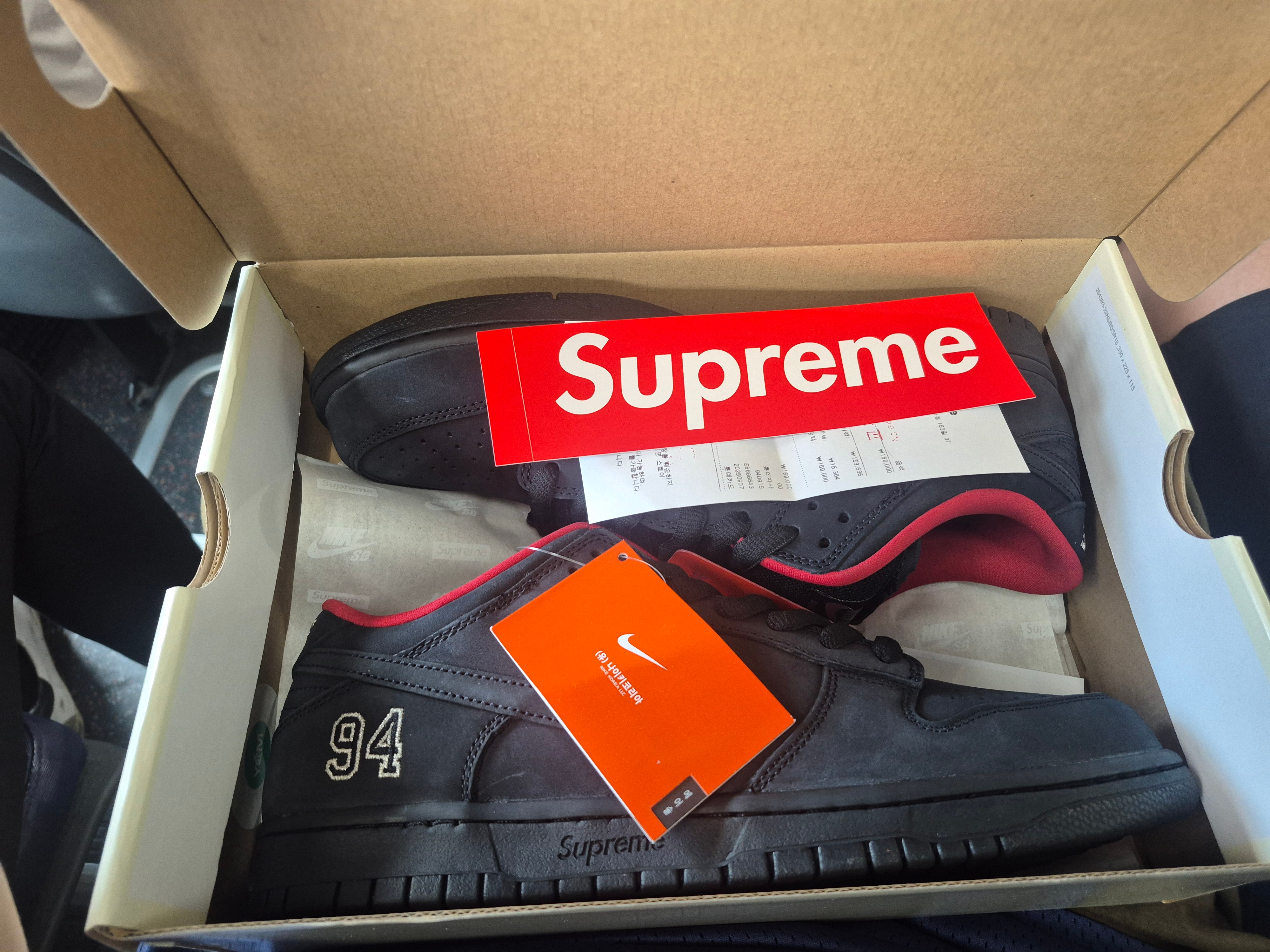 Nike x Supreme SB Dunk Low Black 착용 스타일