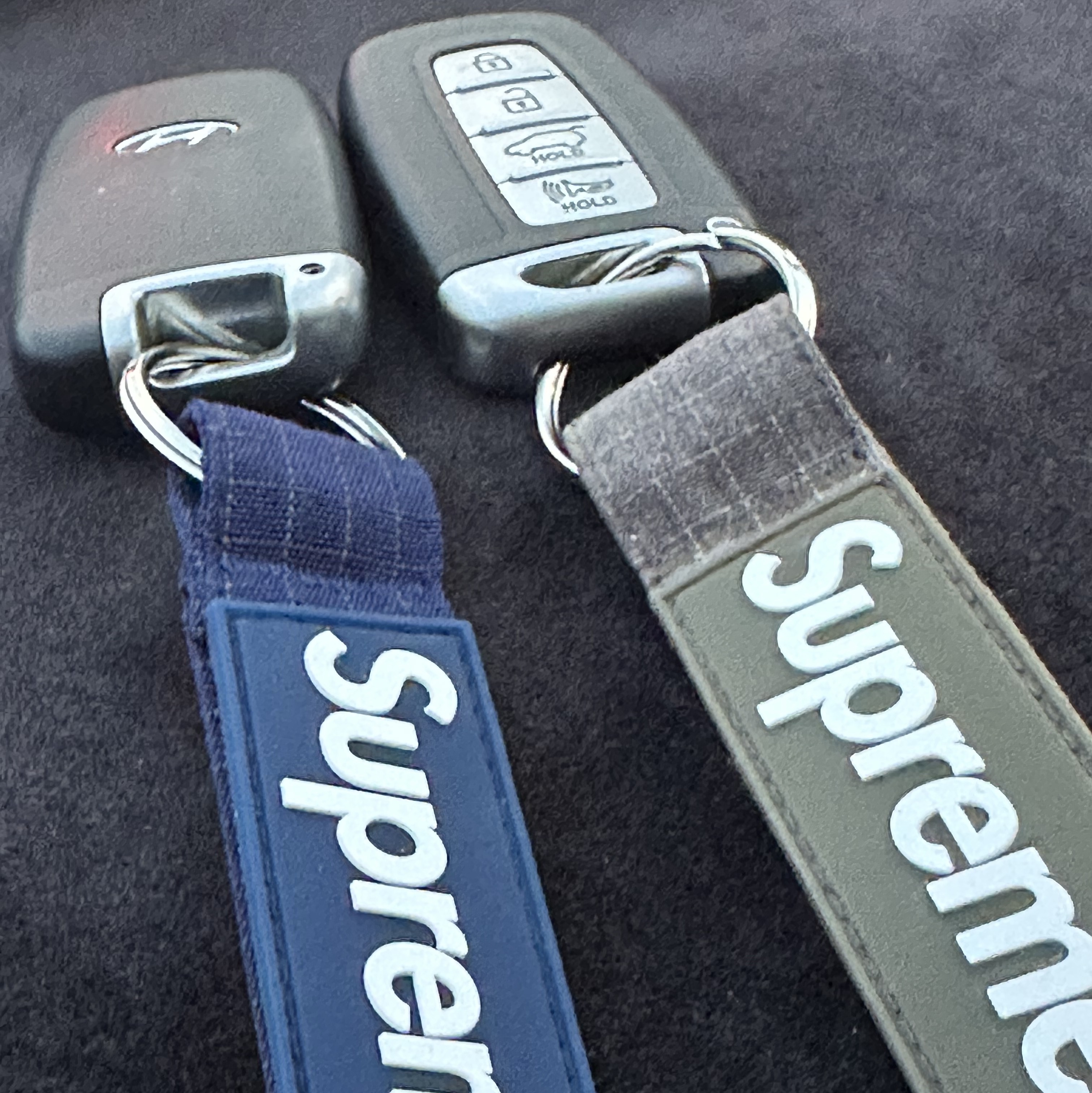 Supreme Ripstop Keychain Navy - 24SS, Supreme Ripstop Keychain Woodland Camo - 24SS 착용 스타일
