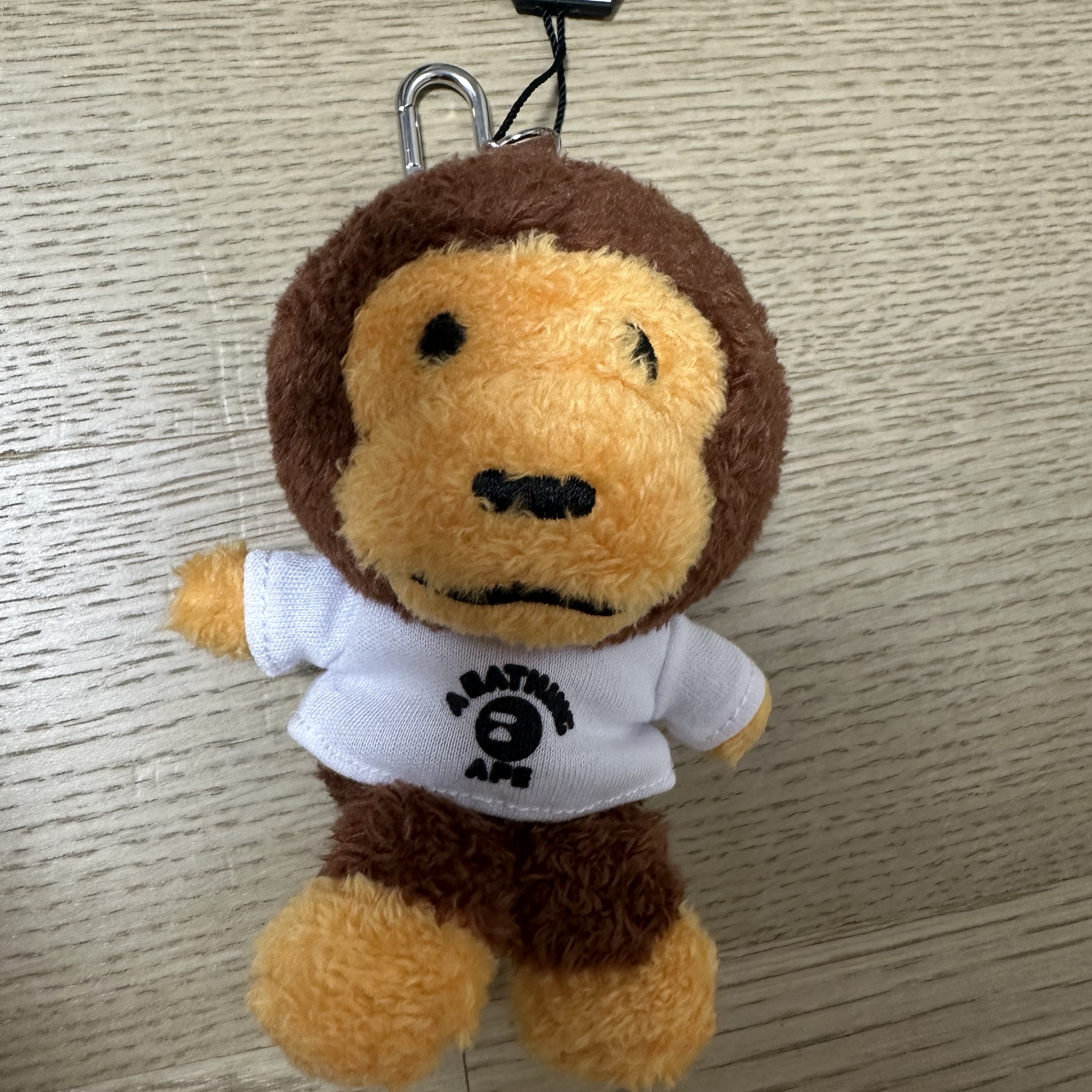 BAPE Baby Milo College T-Shirt Plush Doll Key Chain Brown 착용 스타일