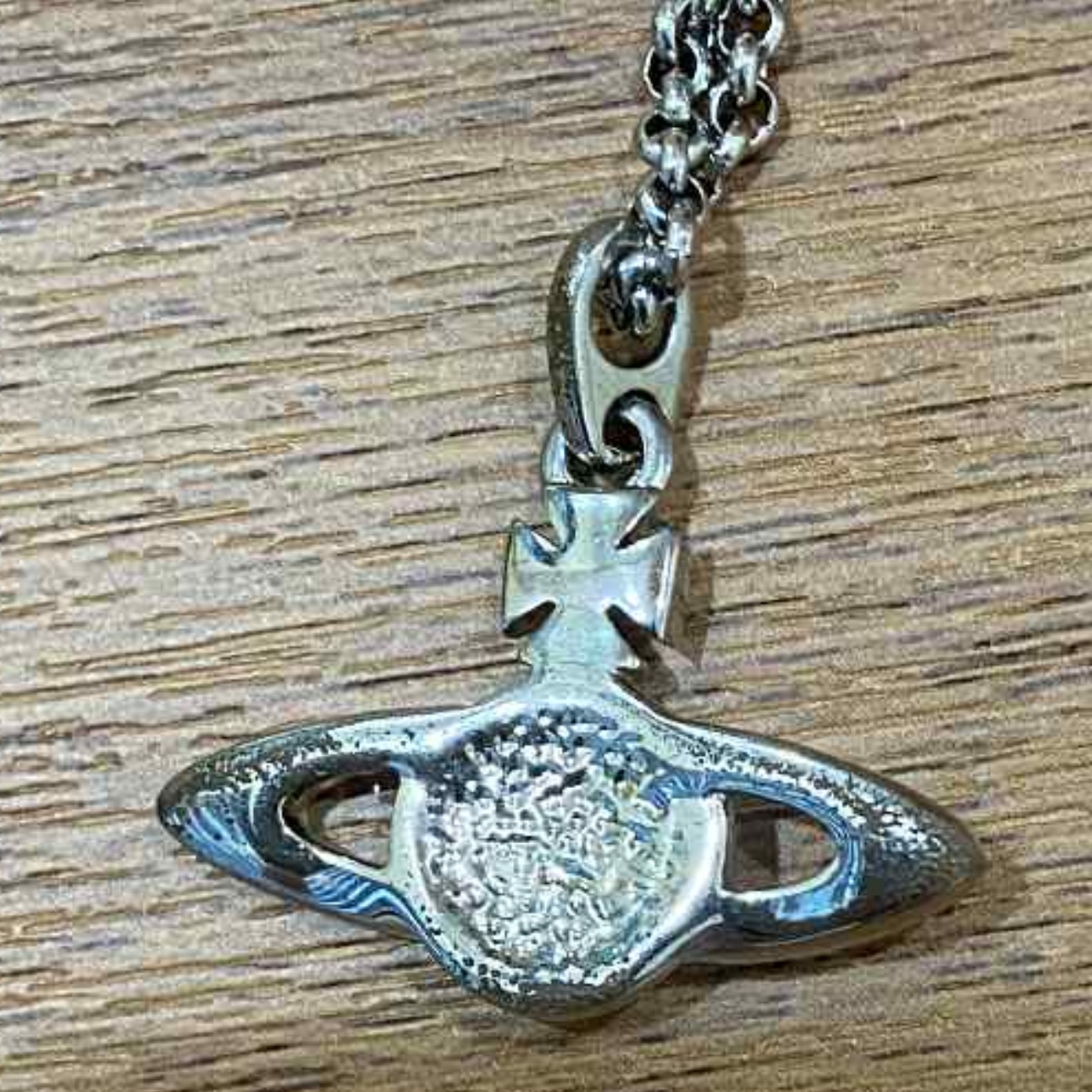 Vivienne Westwood Mini Bas Relief Pendant Silver 착용 스타일