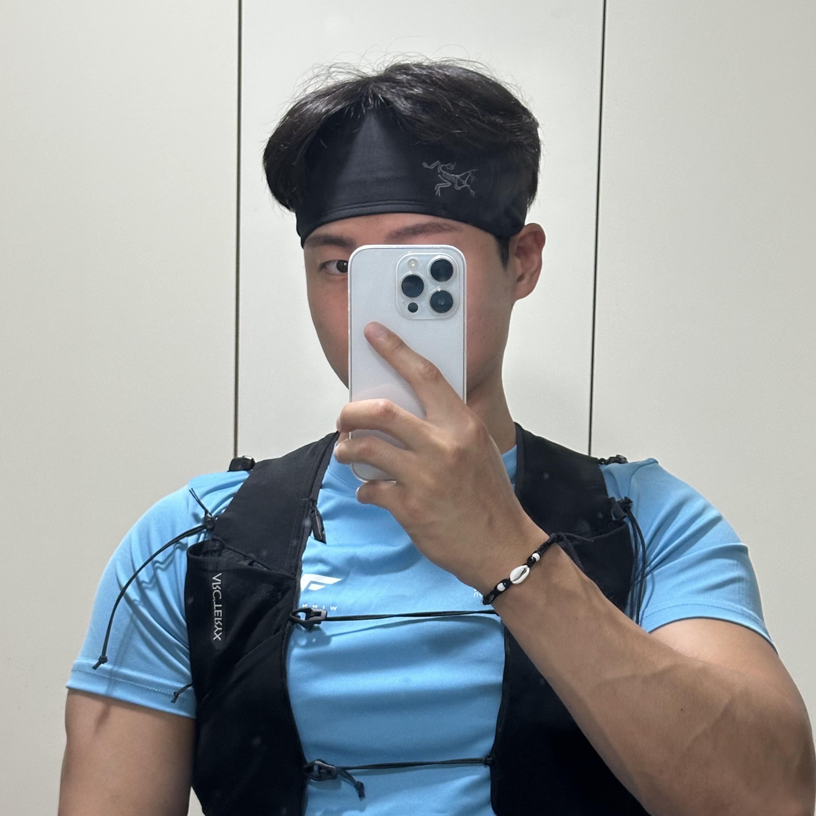 Arc'teryx Norvan 7 Vest Black, Arc'teryx Rho Headband Black 착용 스타일 - 2