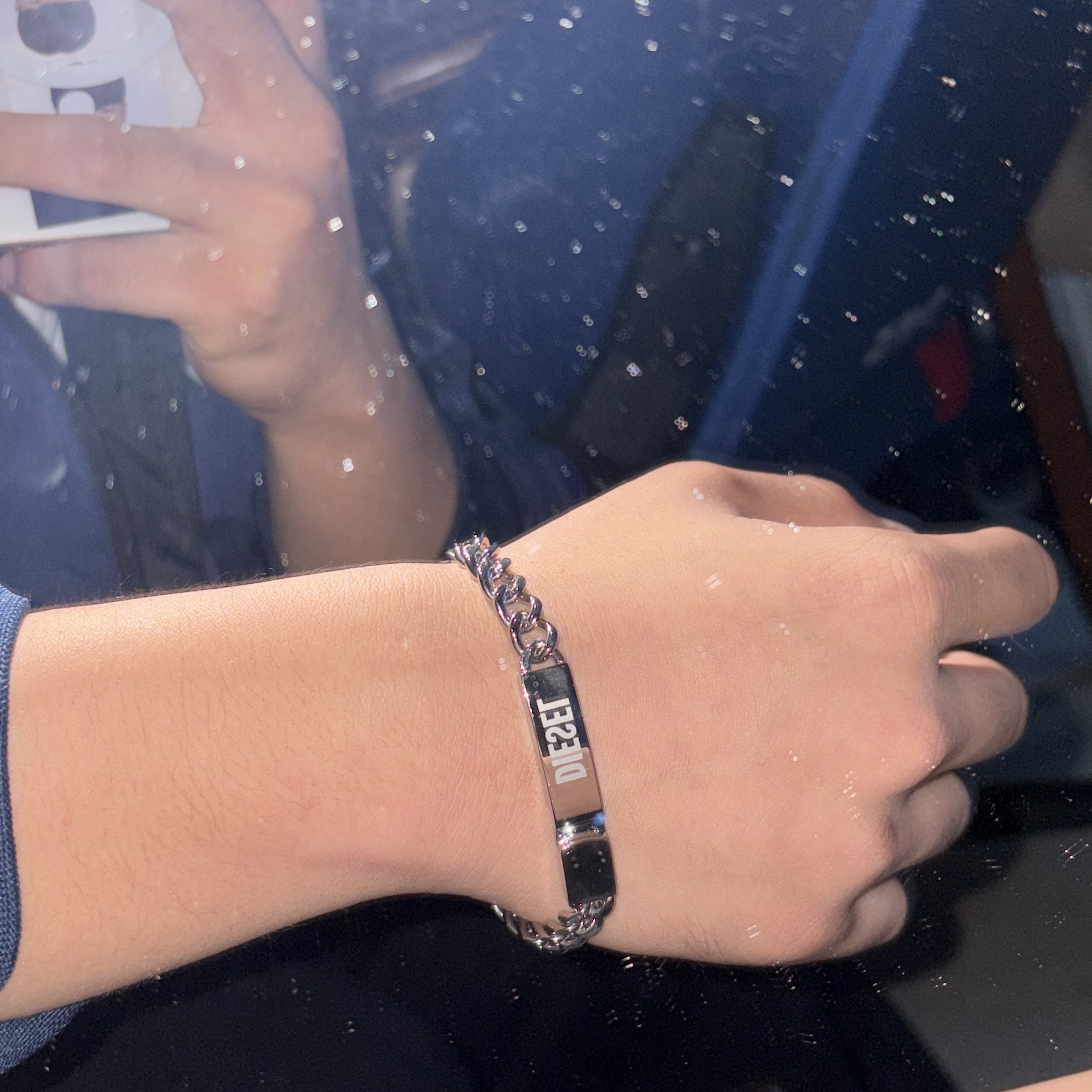 Diesel Dx0966 Logo ID Tag Bracelet Silver 착용 스타일