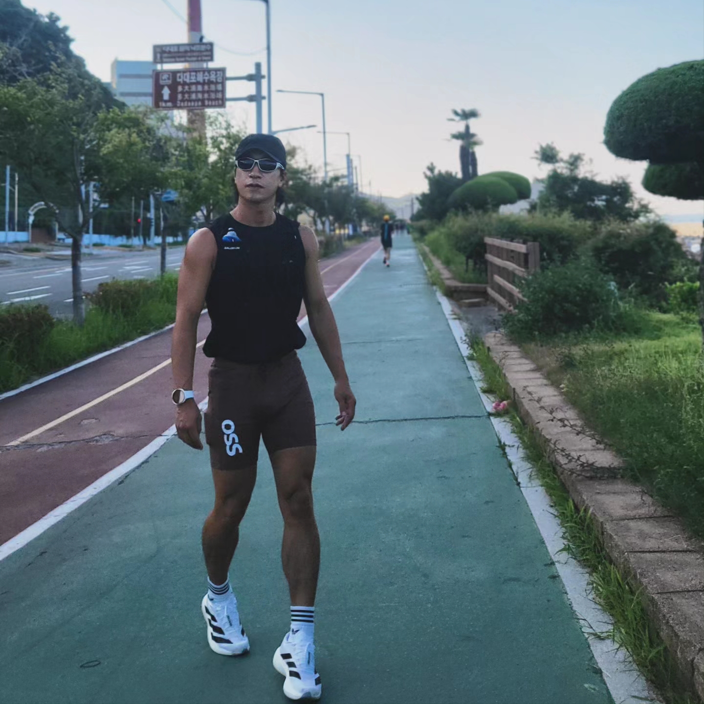 Salomon Active Skin 8 Set Black Metal, (W) Adidas Adizero EVO SL Cloud White Core Black 착용 스타일 - 3