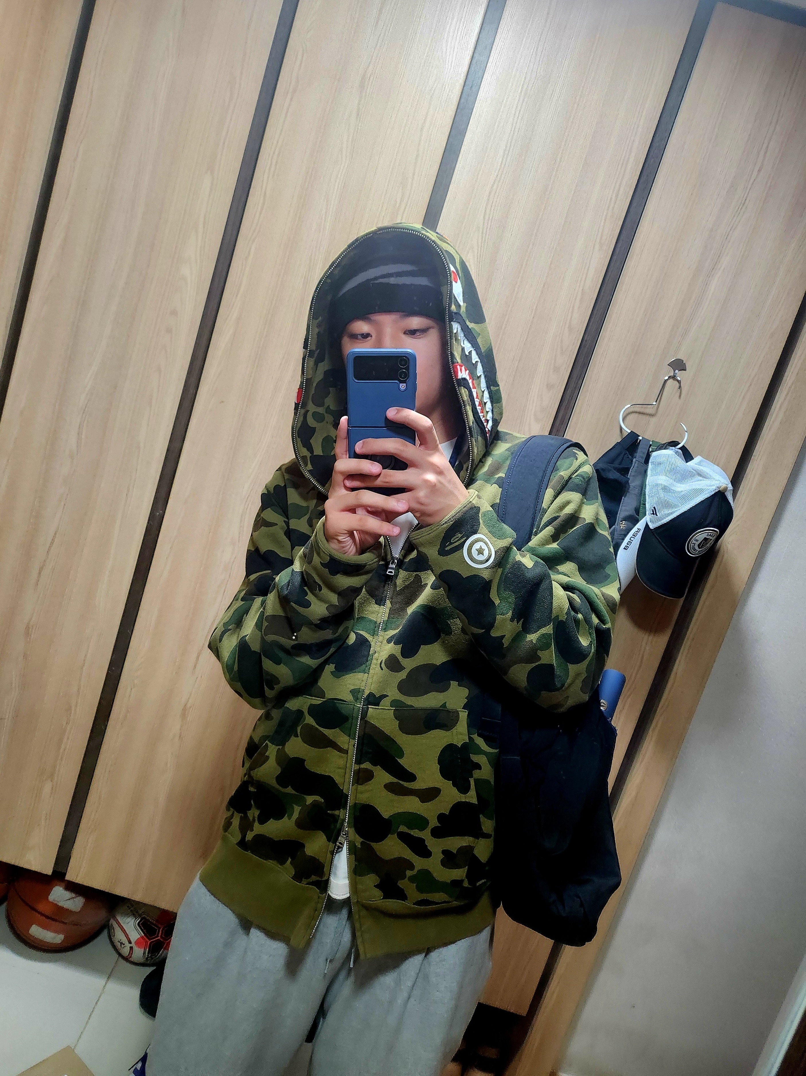 BAPE 1st Camo Shark Full Zip Hoodie Army Green 착용 스타일