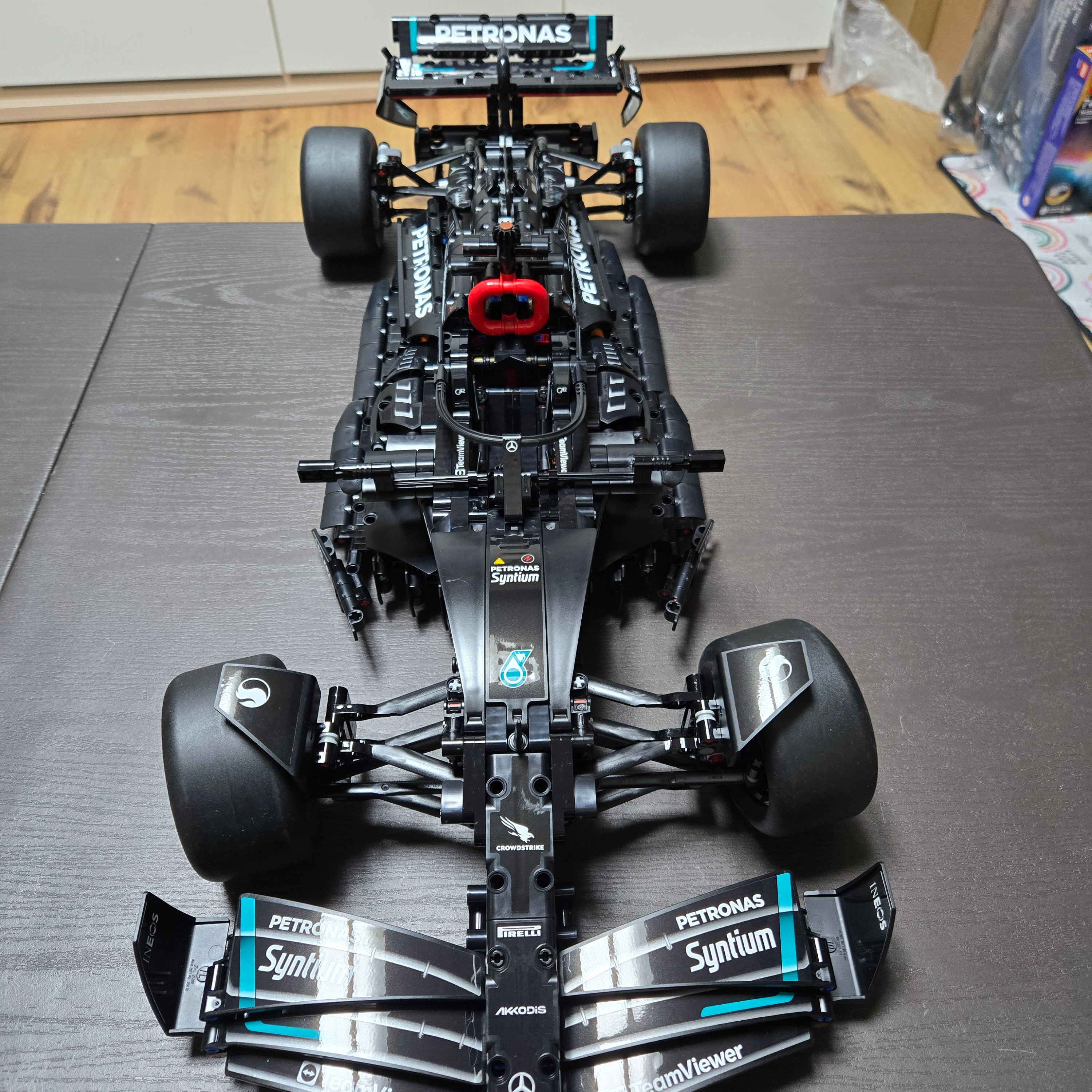 Lego Mercedes-AMG F1 W14 E Performance 착용 스타일 - 2