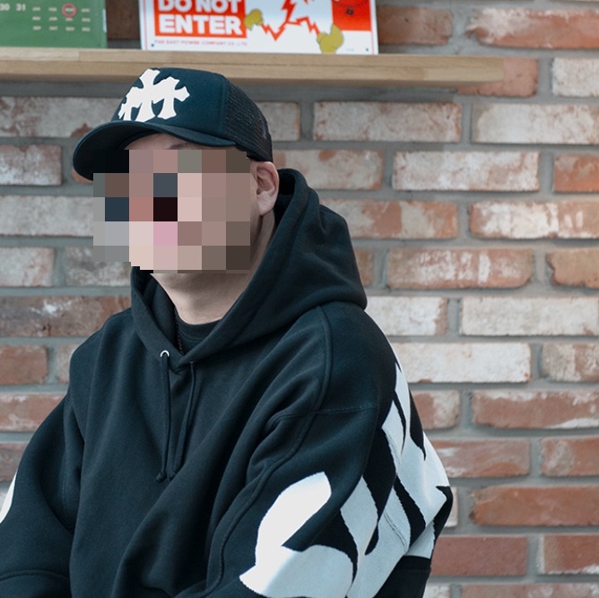 Chrome Hearts Cemetery Trucker Hat Black, Supreme Big Logo Jacquard Hooded Sweatshirt Black - 23FW 착용 스타일