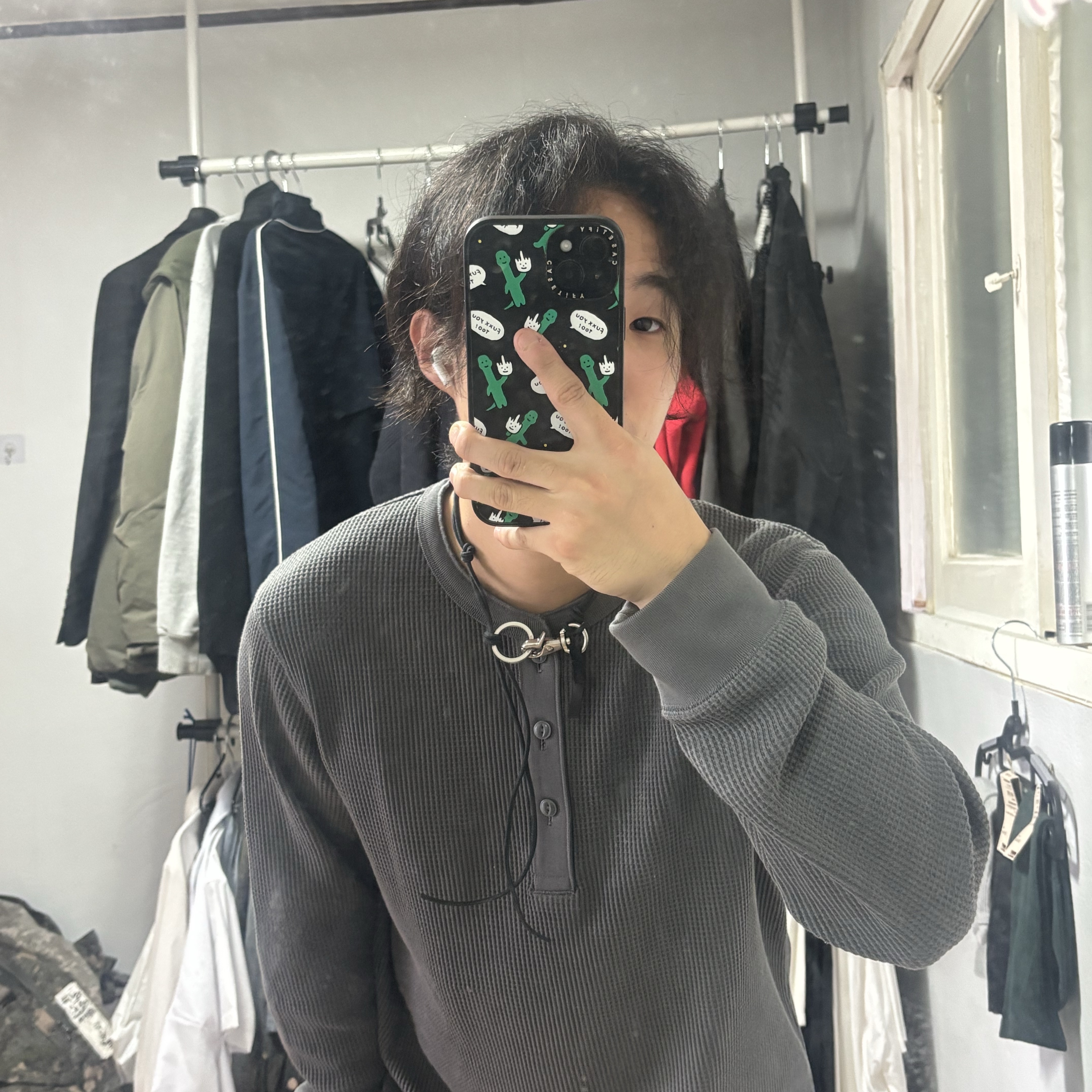Our Legacy Ladon Leather Keychain Black 착용 스타일 - 1