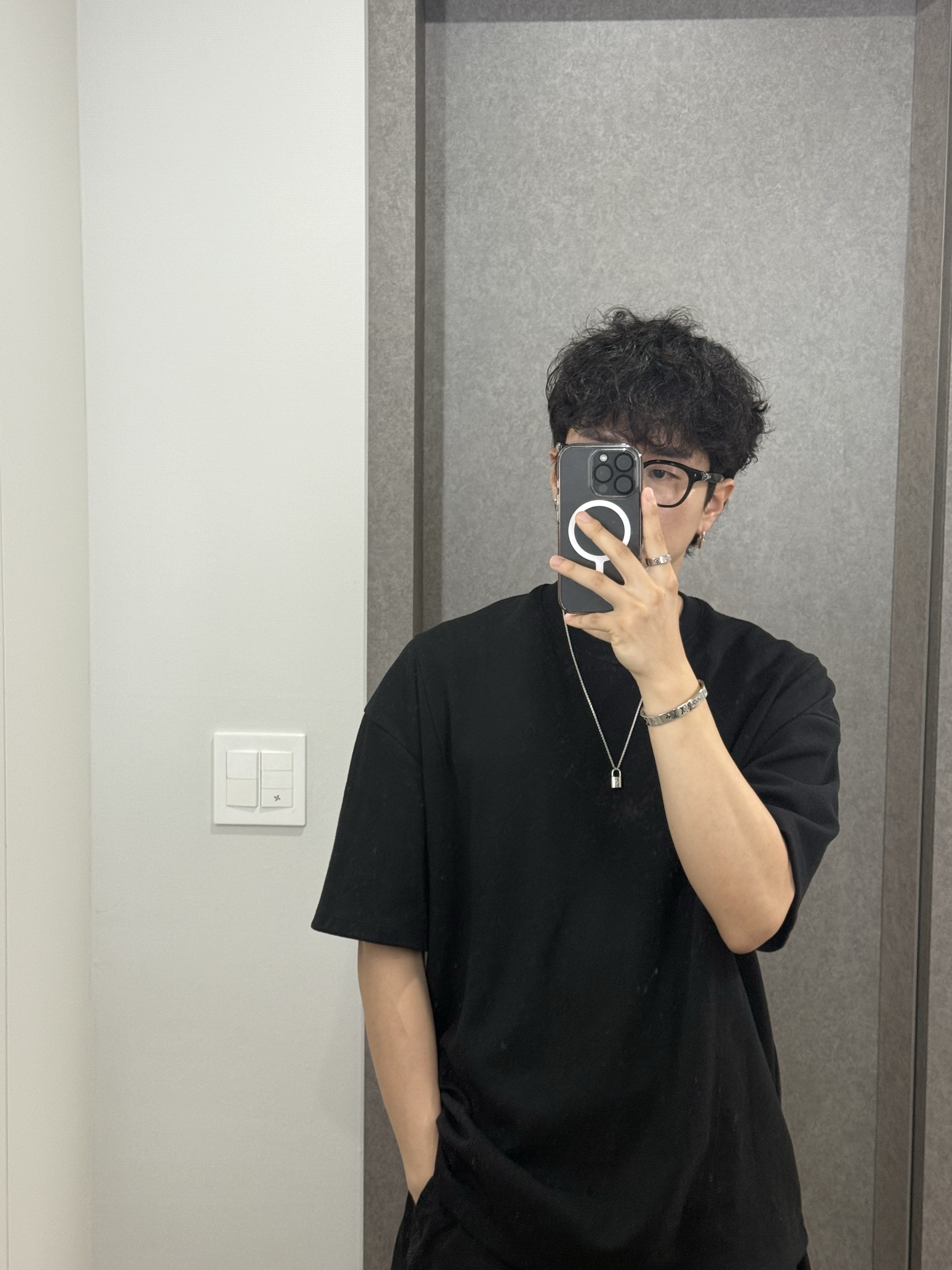 (W) Louis Vuitton Silver Lockit Earring Sterling Silver Black Laquered Silver, Nike Shox R4 Black Bright Crimson 착용 스타일 - 2