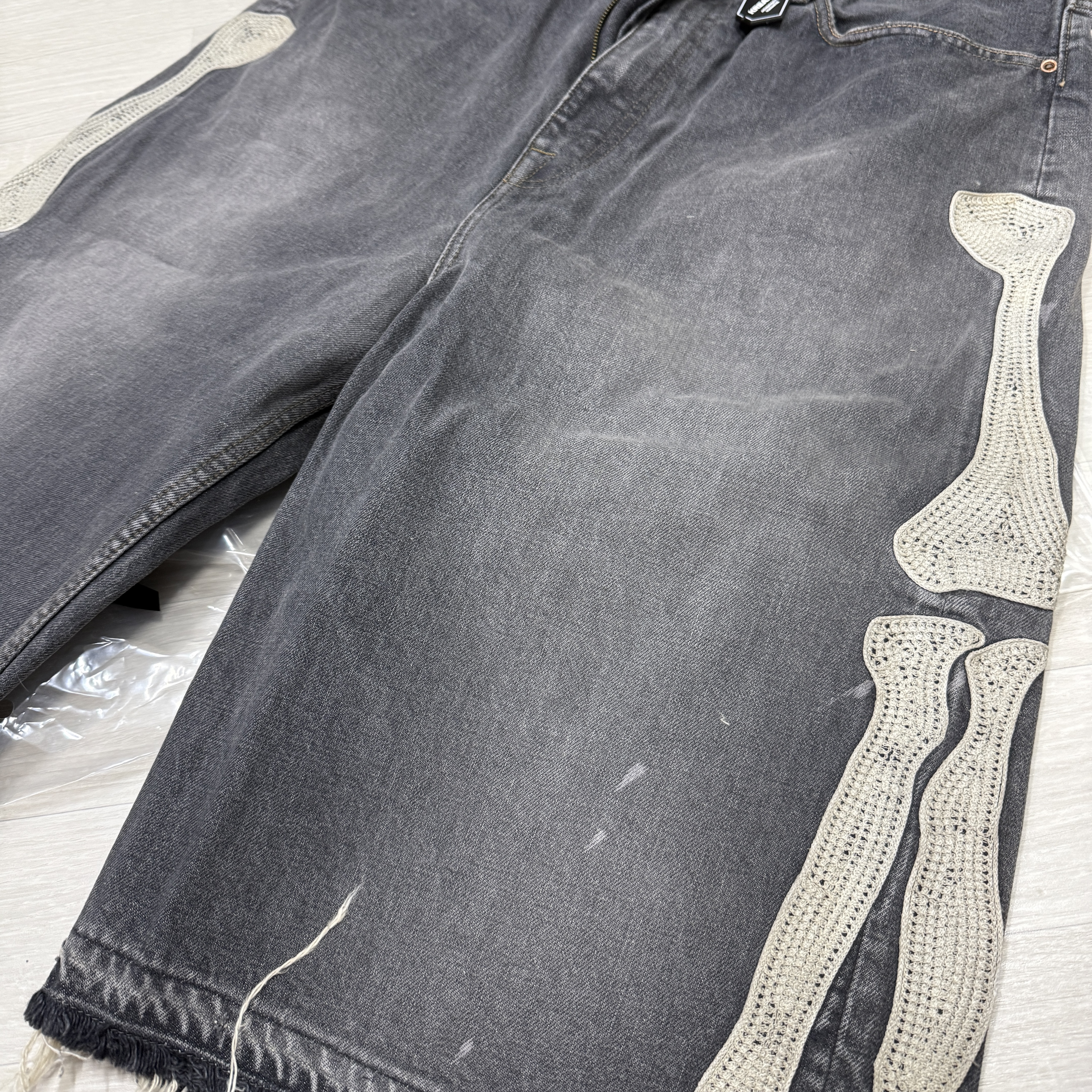 Kapital 14 oz. Denim 5P Bone Embroidery Short Pants Black 착용 스타일 - 2