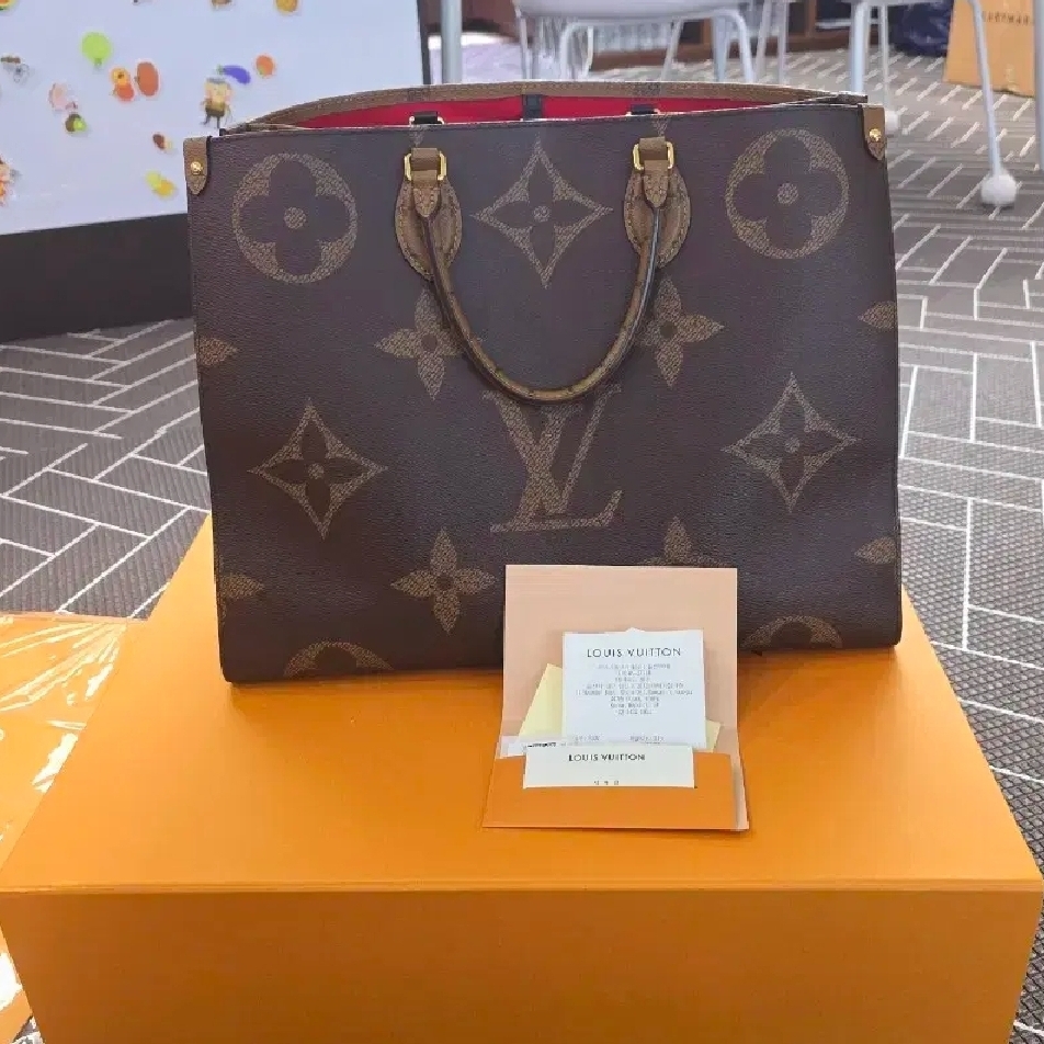 Louis Vuitton Onthego GM Monogram 착용 스타일 - 10