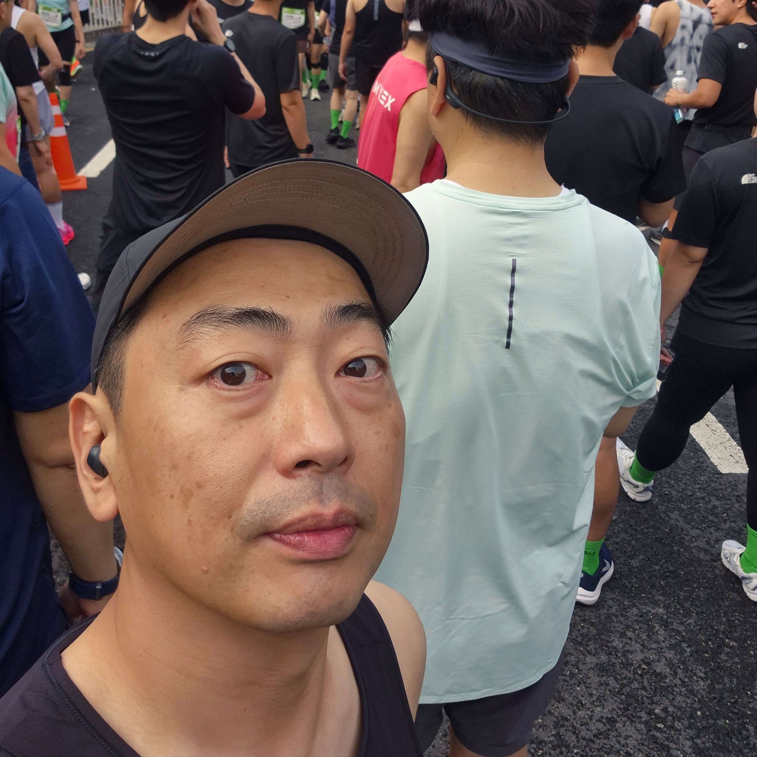 Satisfy Peaceshell Running Cap Black 착용 스타일 - 2