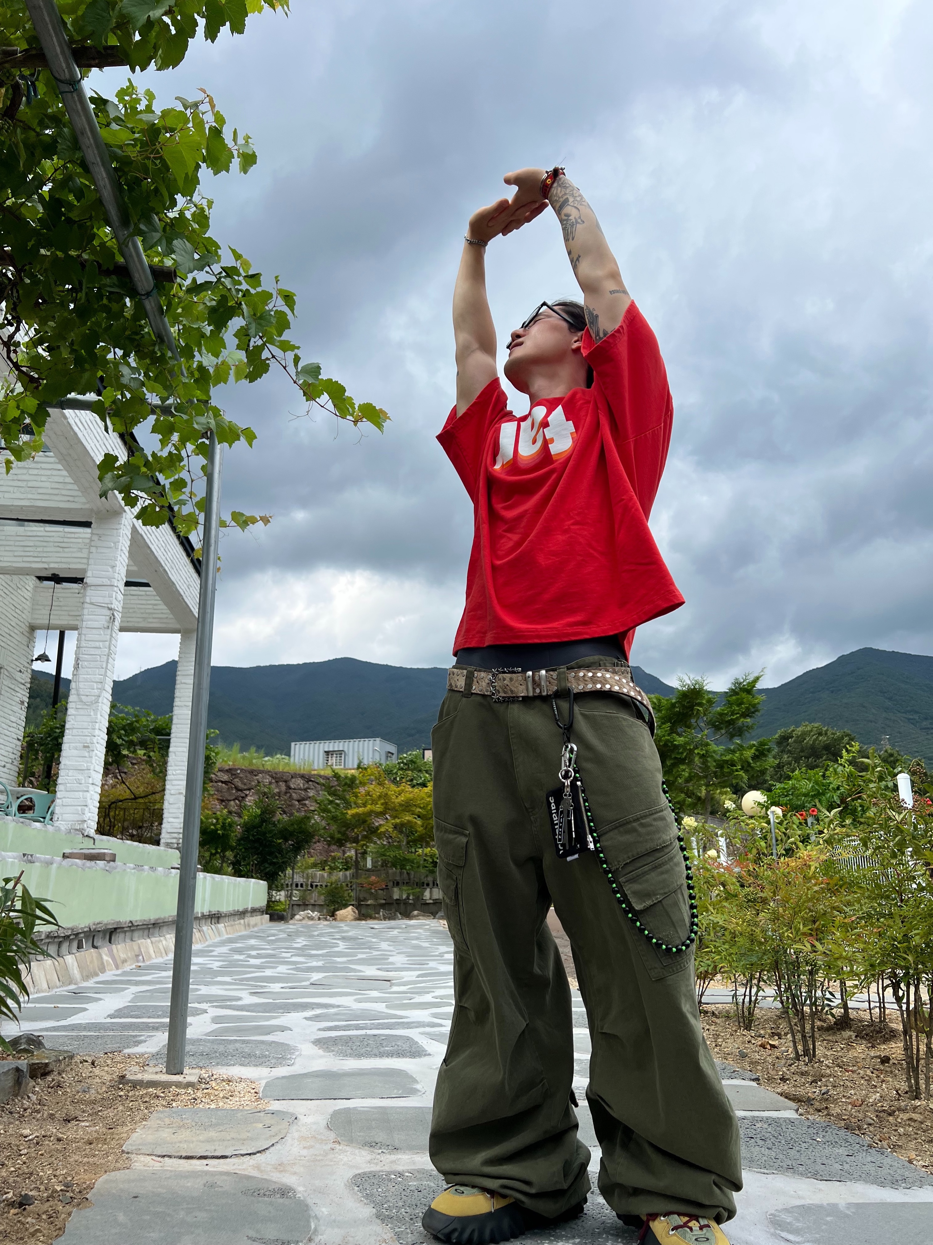 Nonnod Double Pocket Cargo Pants Vintage Khaki, Oakley Factory Team Suede Flesh Edge Boots Yellow 착용 스타일 - 1