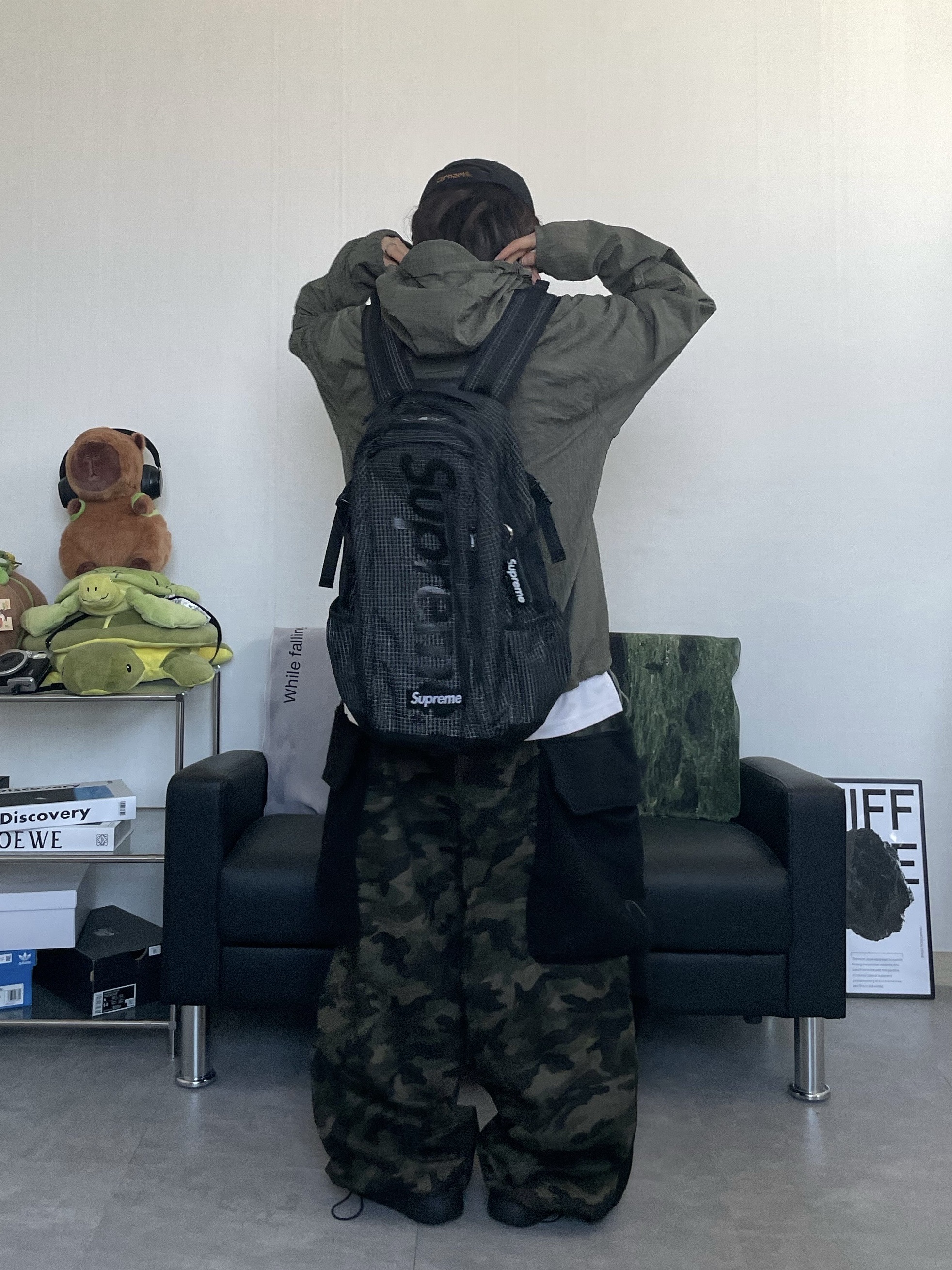 The North Face Buckle Mule Dark Brown, Stussy Surfman Keychain Silver 착용 스타일 - 8