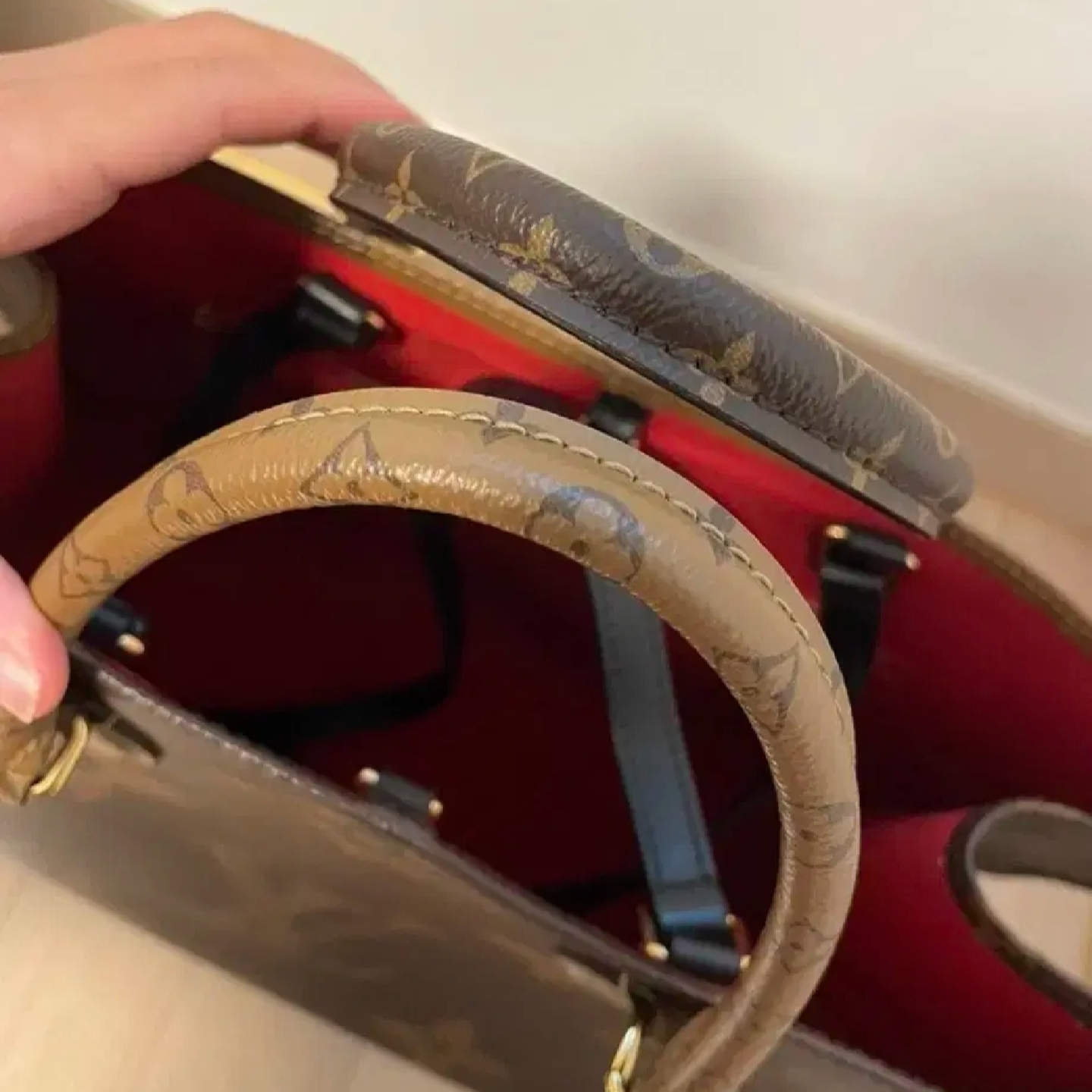 Louis Vuitton Onthego GM Monogram 착용 스타일 - 8