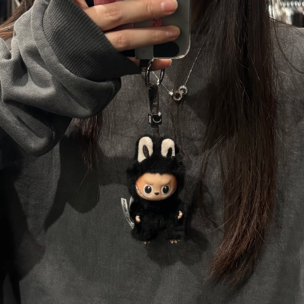 Pop Mart Labubu The Monsters Pin For Love Series Vinyl Plush Pendant (N-Z) R (Opened Case) 착용 스타일
