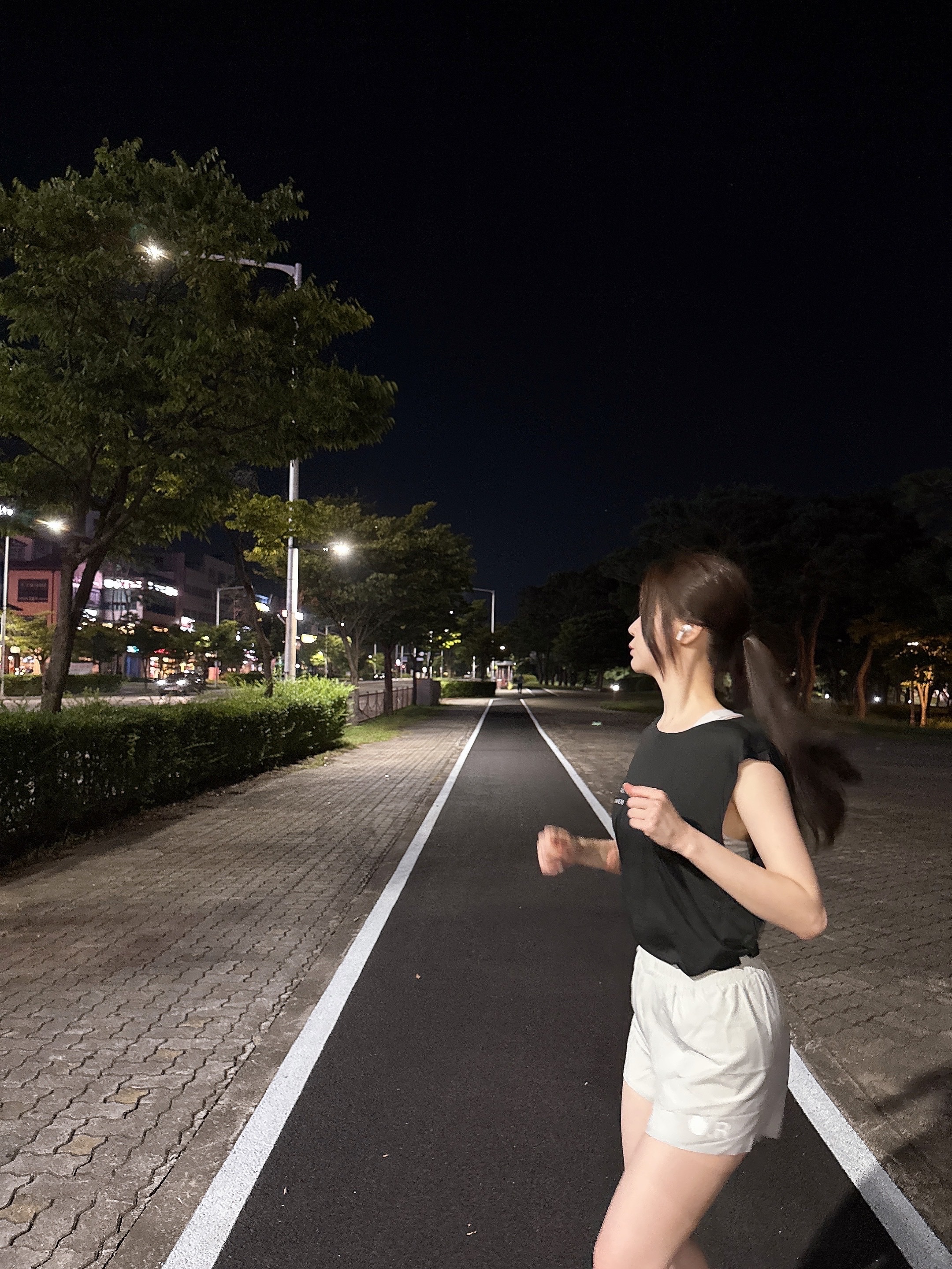 Optimistic Runners Recycled Crop Tank Top Black, Optimistic Runners OR Matte Shorts Grey 착용 스타일 - 2
