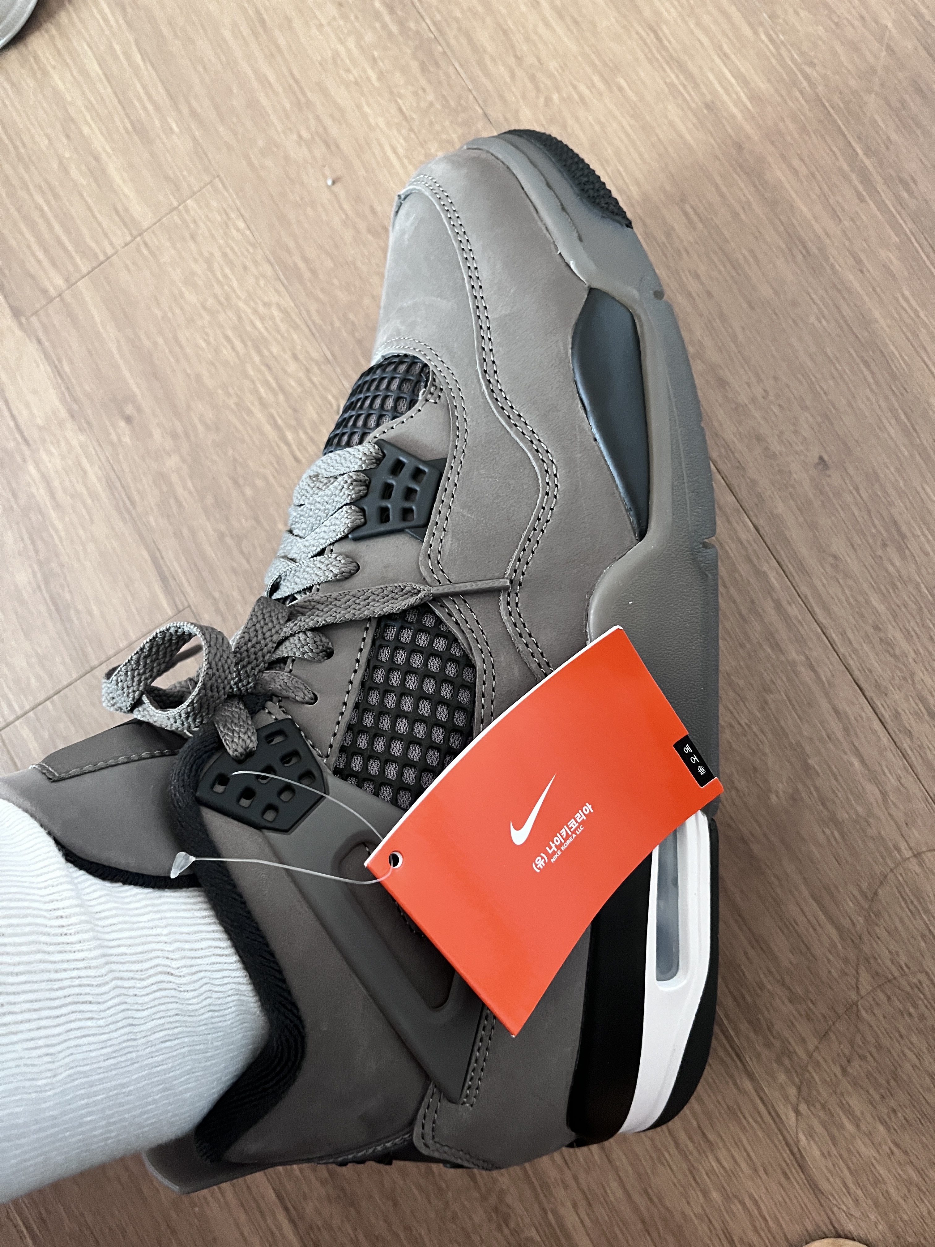 Jordan 4 Retro Cave Stone and Black 착용 스타일 - 2