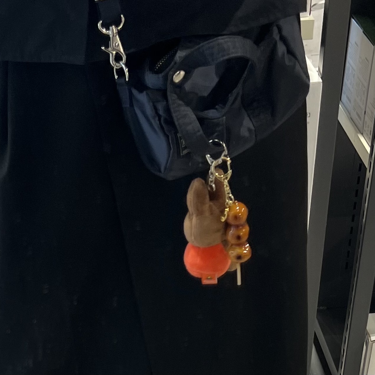 Beams x Sanpuru Key Holder Mitarashi Dumpling 착용 스타일