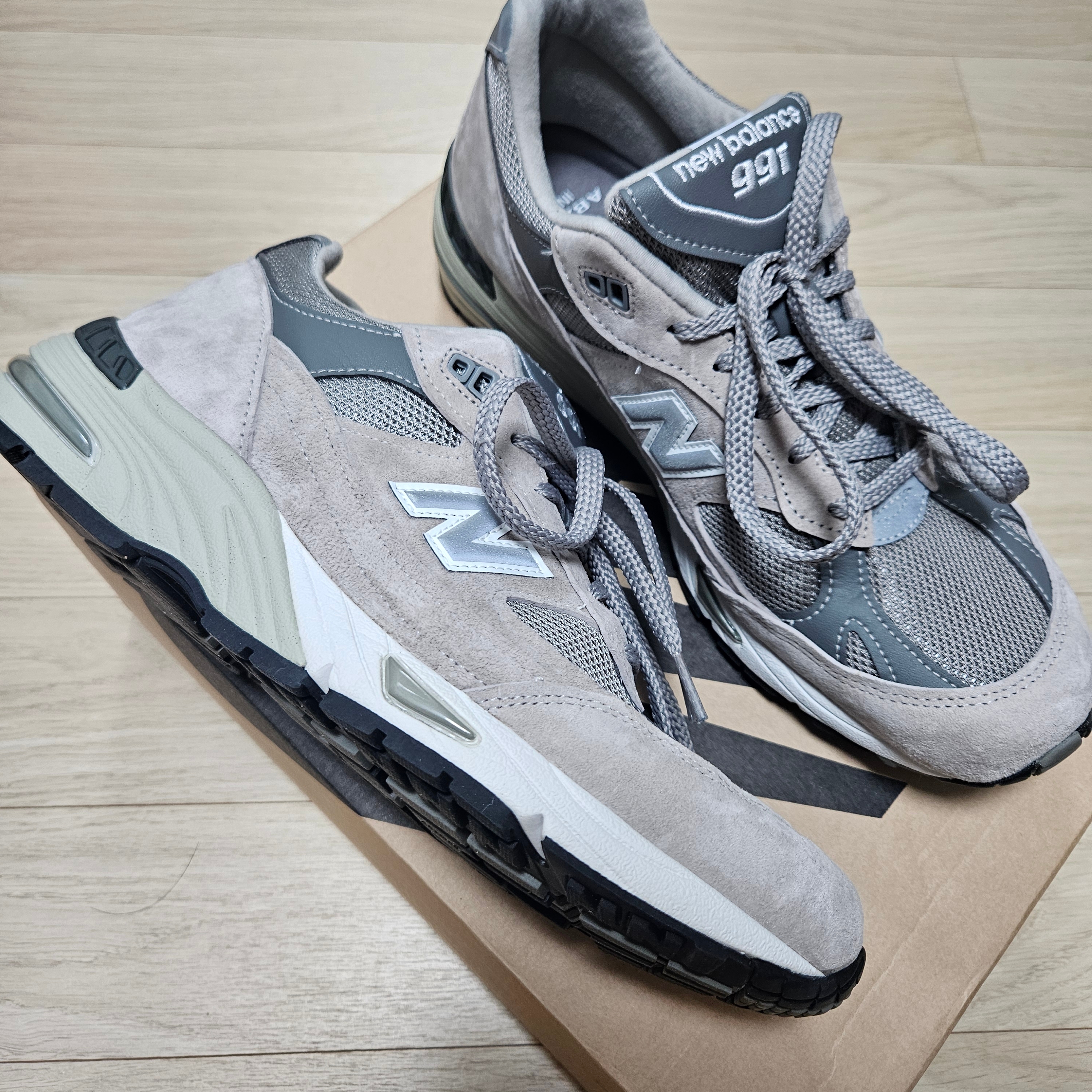 New Balance 991 Made in UK Grey 착용 스타일 - 1