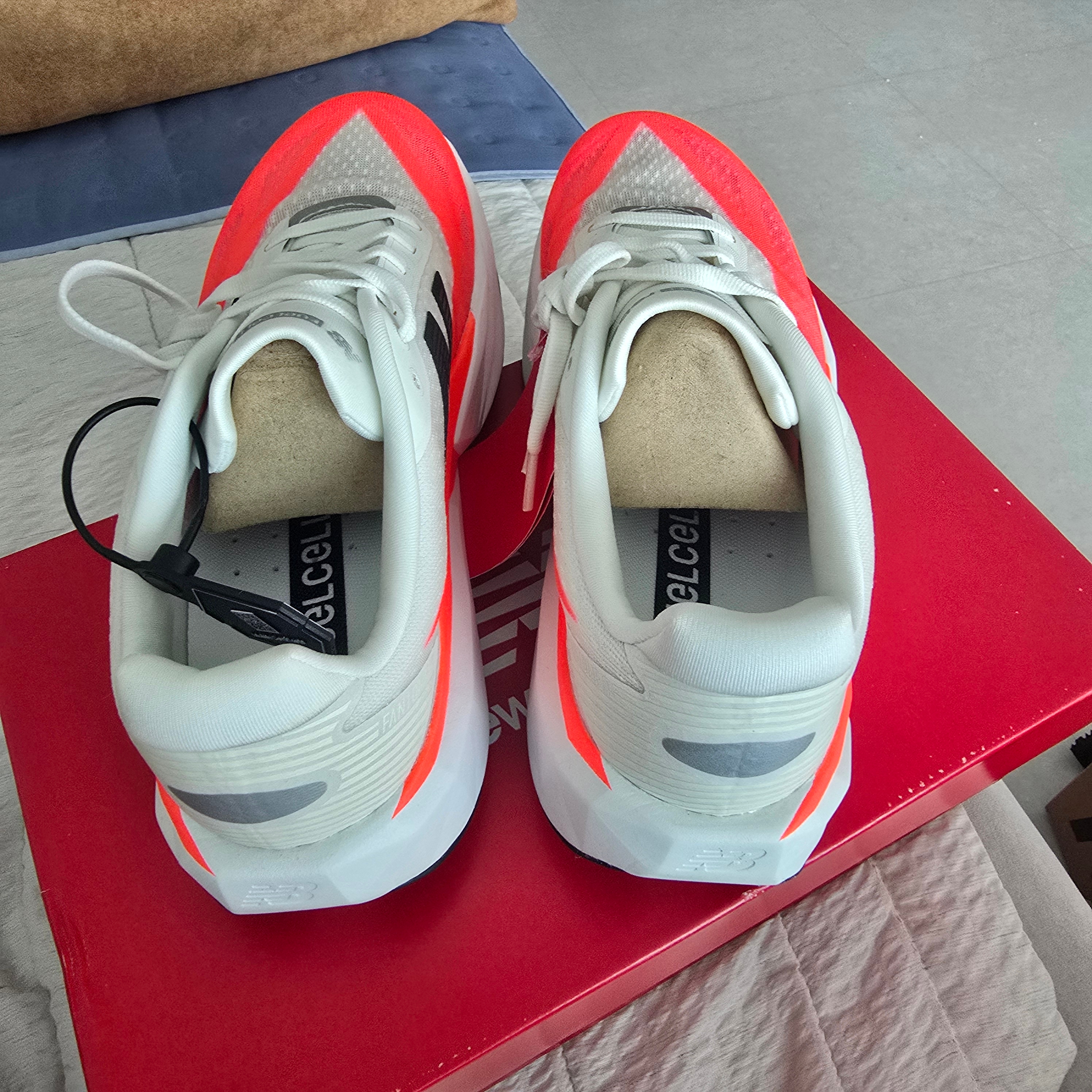 New Balance FuelCell Rebel v5 Urgent Red White Sea Salt - D Standard 착용 스타일 - 3