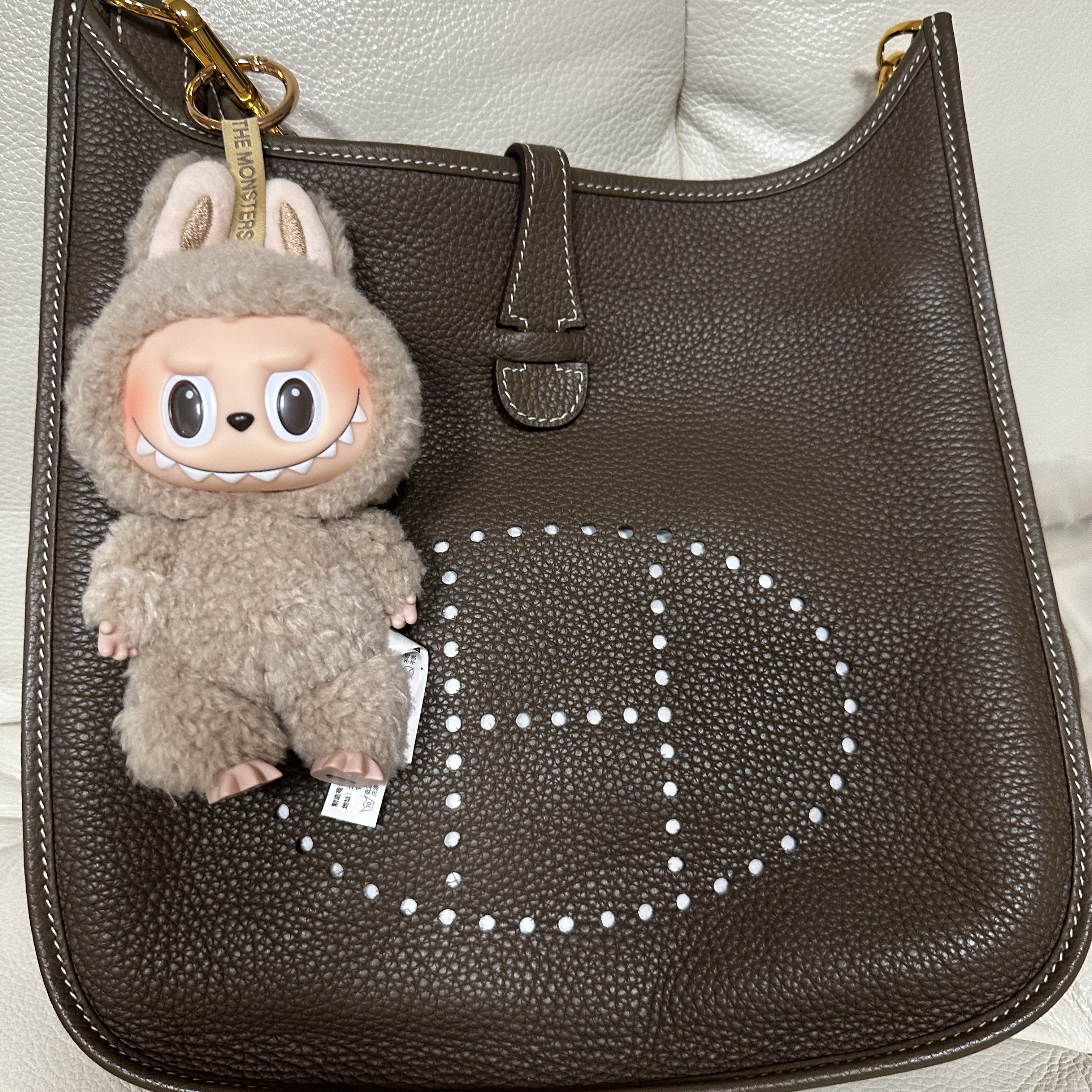 Pop Mart Labubu The Monsters Labubu Tasty Macarons Series Toffe Keyring 착용 스타일