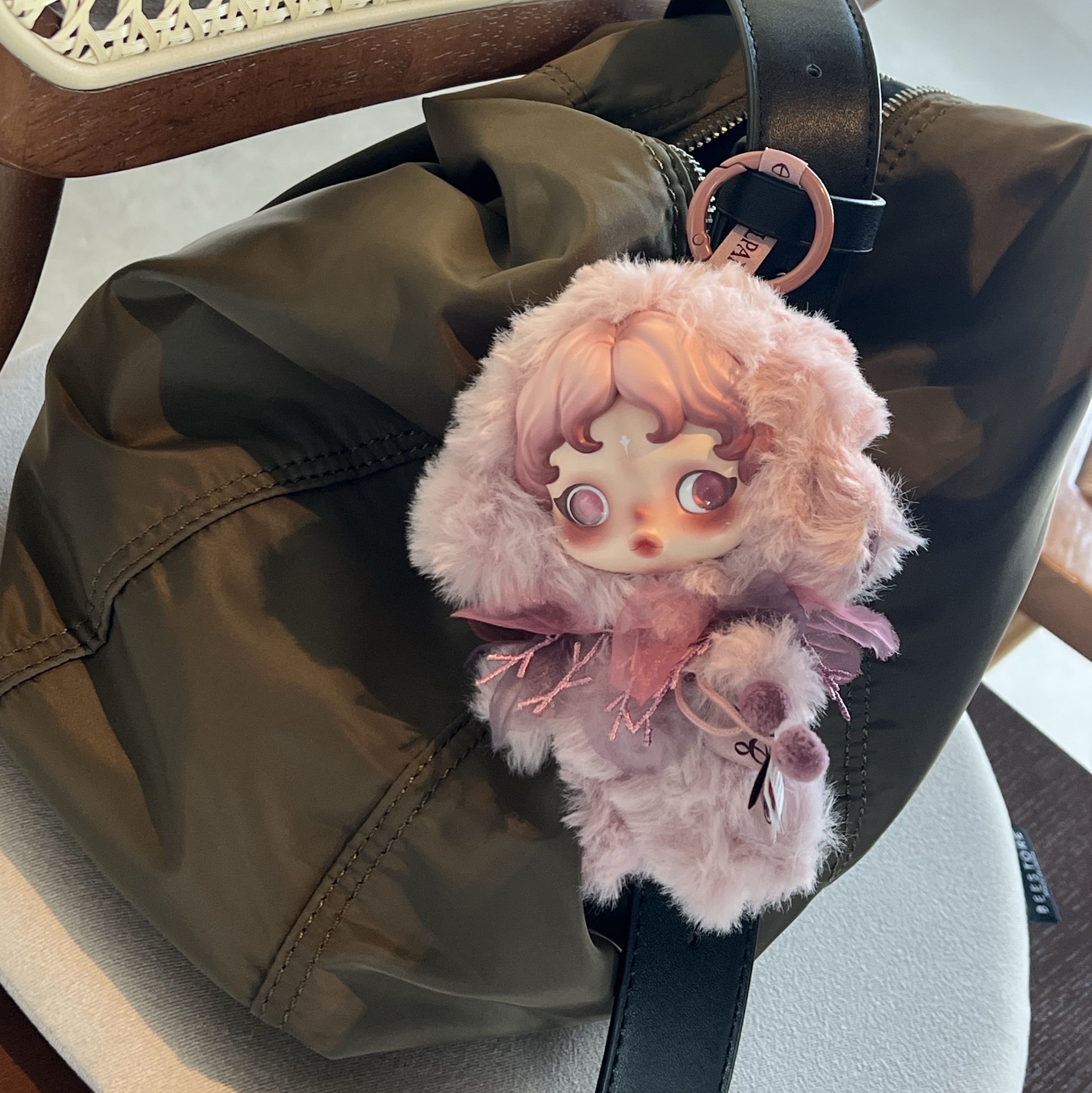 Pop Mart Skullpanda L’Impressionnisme Series Plush Doll Windflower (Opened Case) 착용 스타일