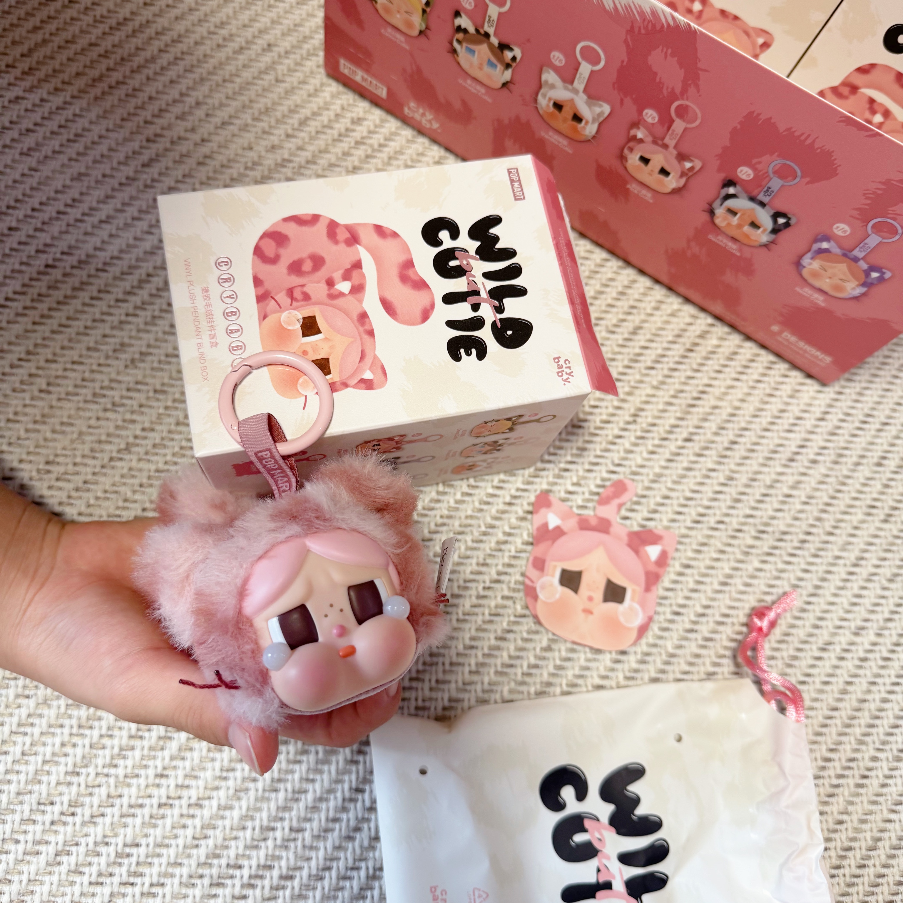 Pop Mart Crybaby Wild But Cutie Series Vinyl Plush Pendant (6 Blind Boxes), Pop Mart Crybaby Wild But Cutie Series Vinyl Plush Pendant (1 Blind Box) 착용 스타일