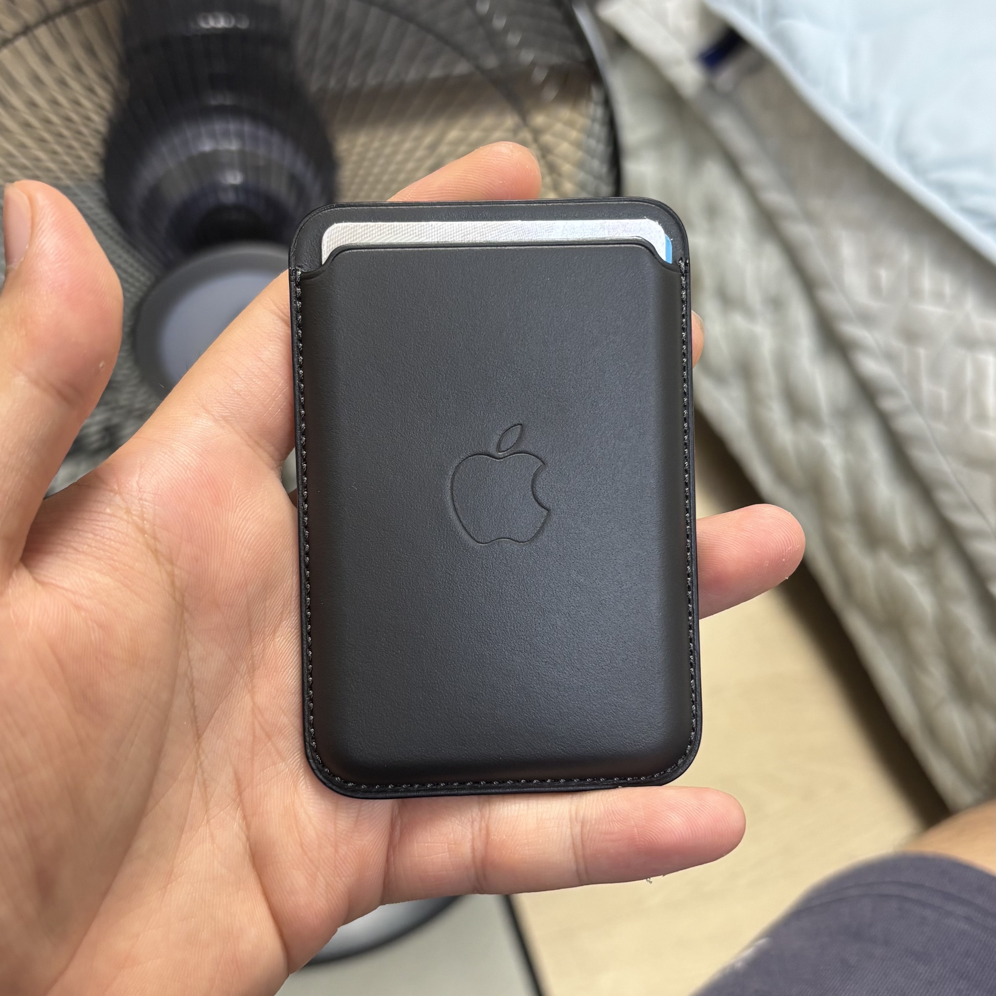 Apple iPhone Leather Wallet with MagSafe Black 착용 스타일