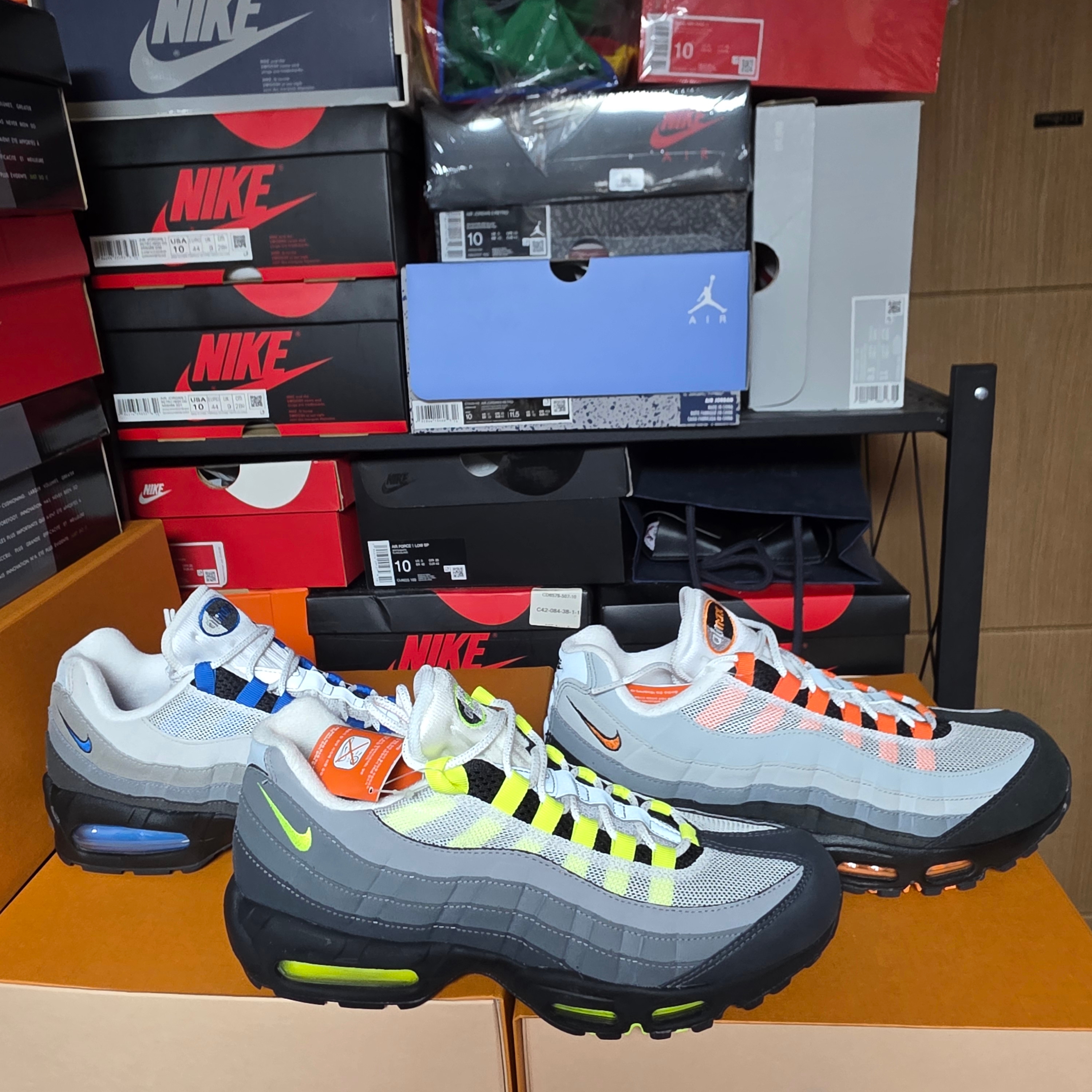 Nike Air Max 95 OG Neon Yellow 2020, Nike Air Max 95 OG Cool Grey and Blue Spark 착용 스타일 - 1