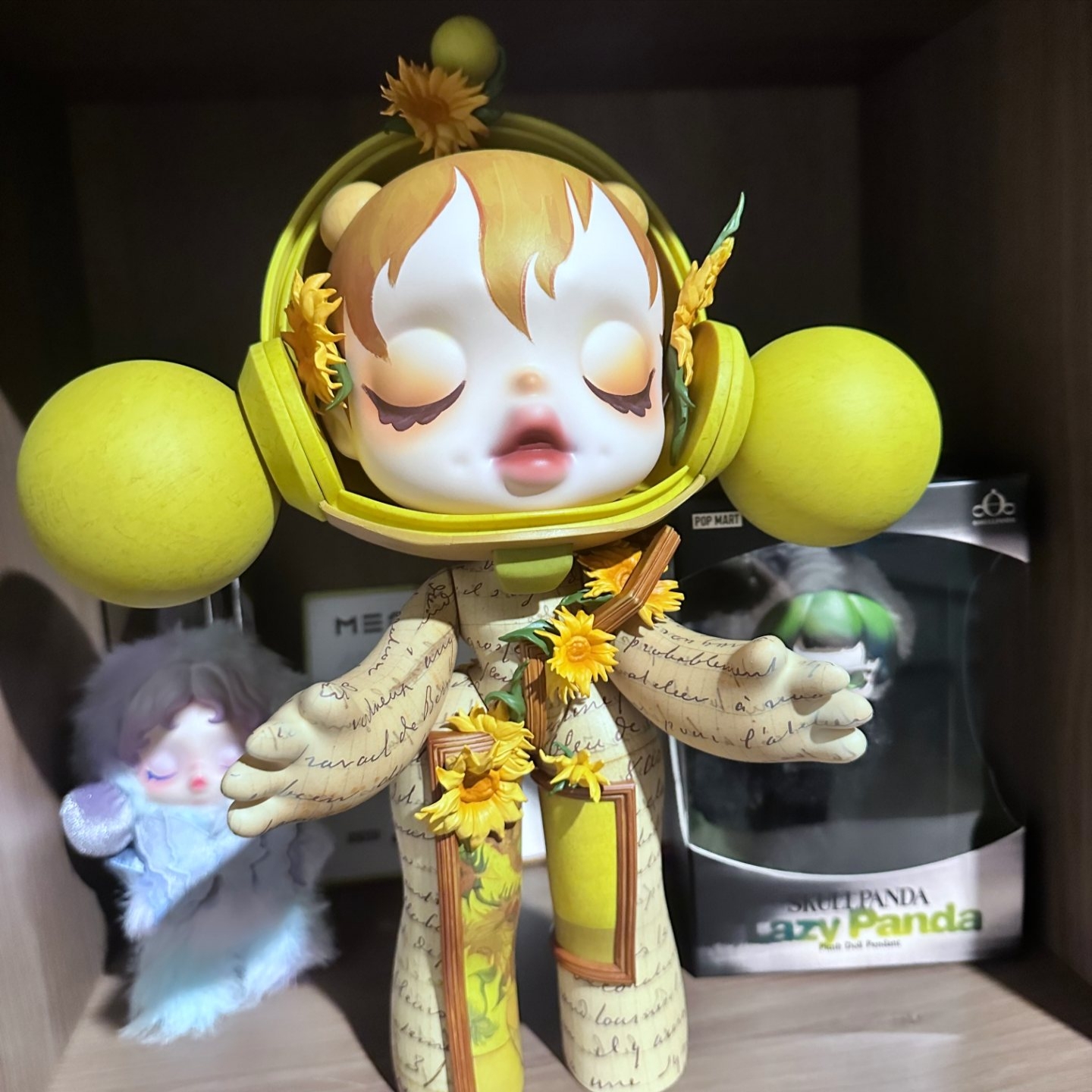 Pop Mart Skullpanda Van Gogh Museum Sunflowers 400% 착용 스타일